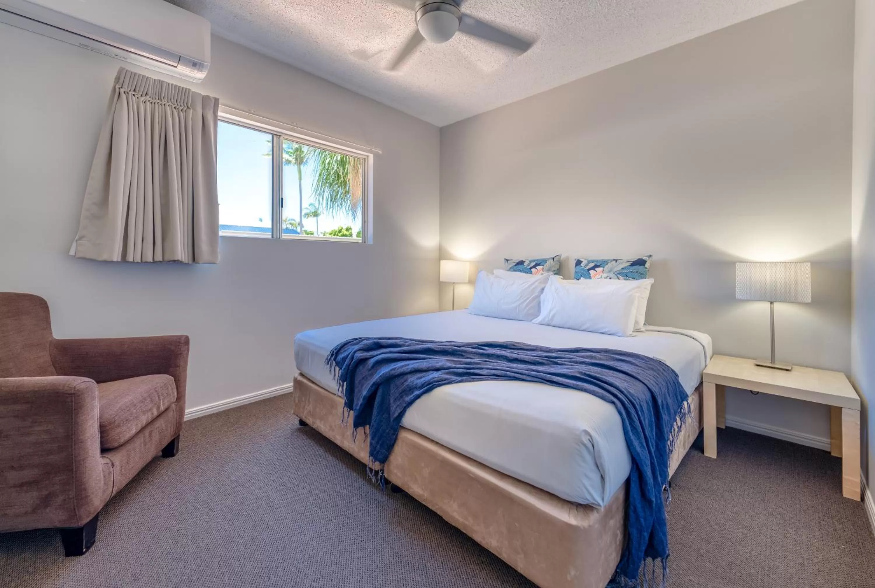 Bedroom, Bed in Noosa Sun - On the Noosa River