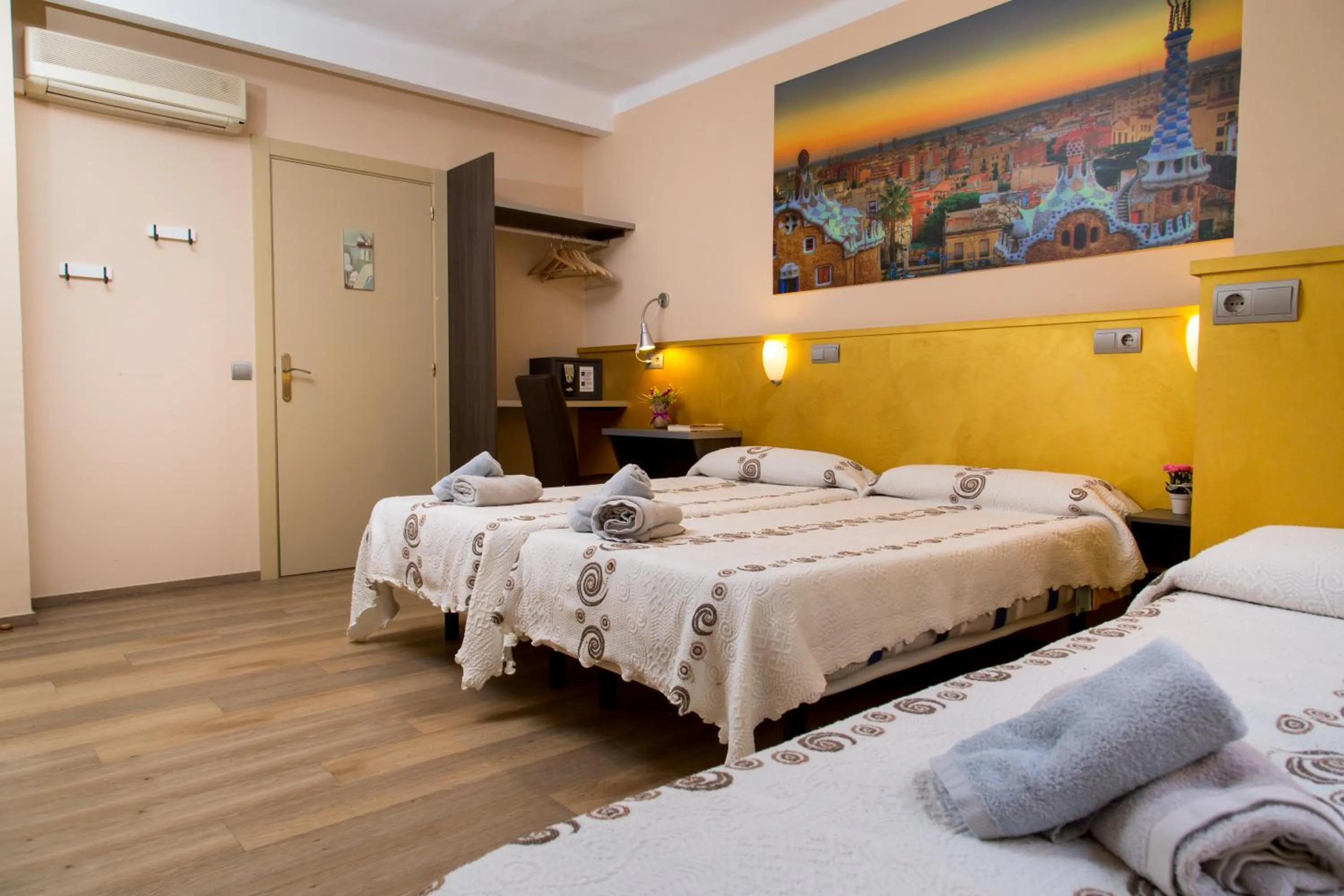 Photo of the whole room, Bed in Hostal Barcelona