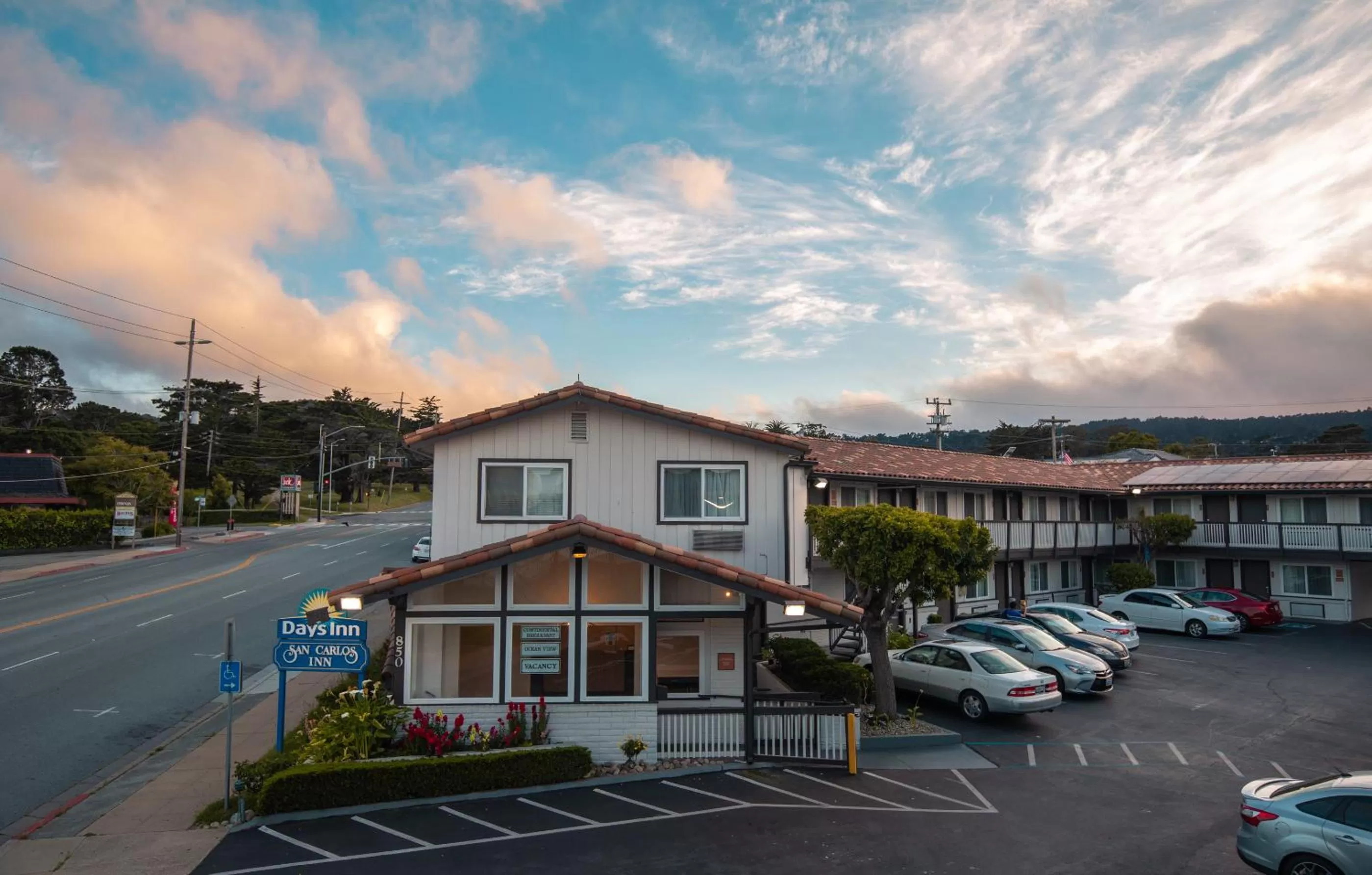 Property building in Days Inn by Wyndham Monterey Downtown