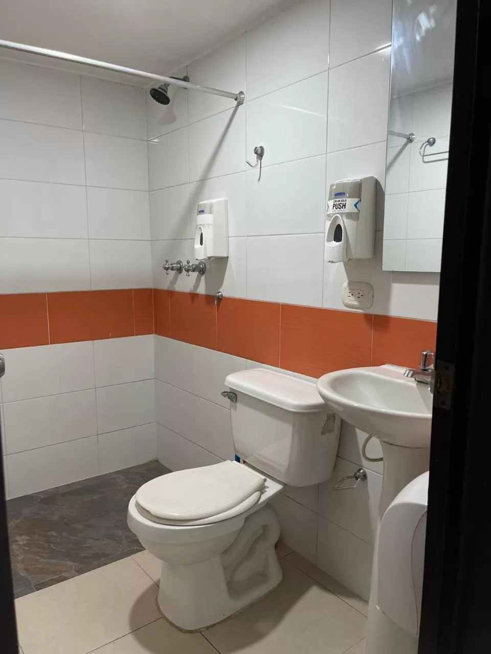 Bathroom in Lindos apartaestudios y habitaciones en Ibague