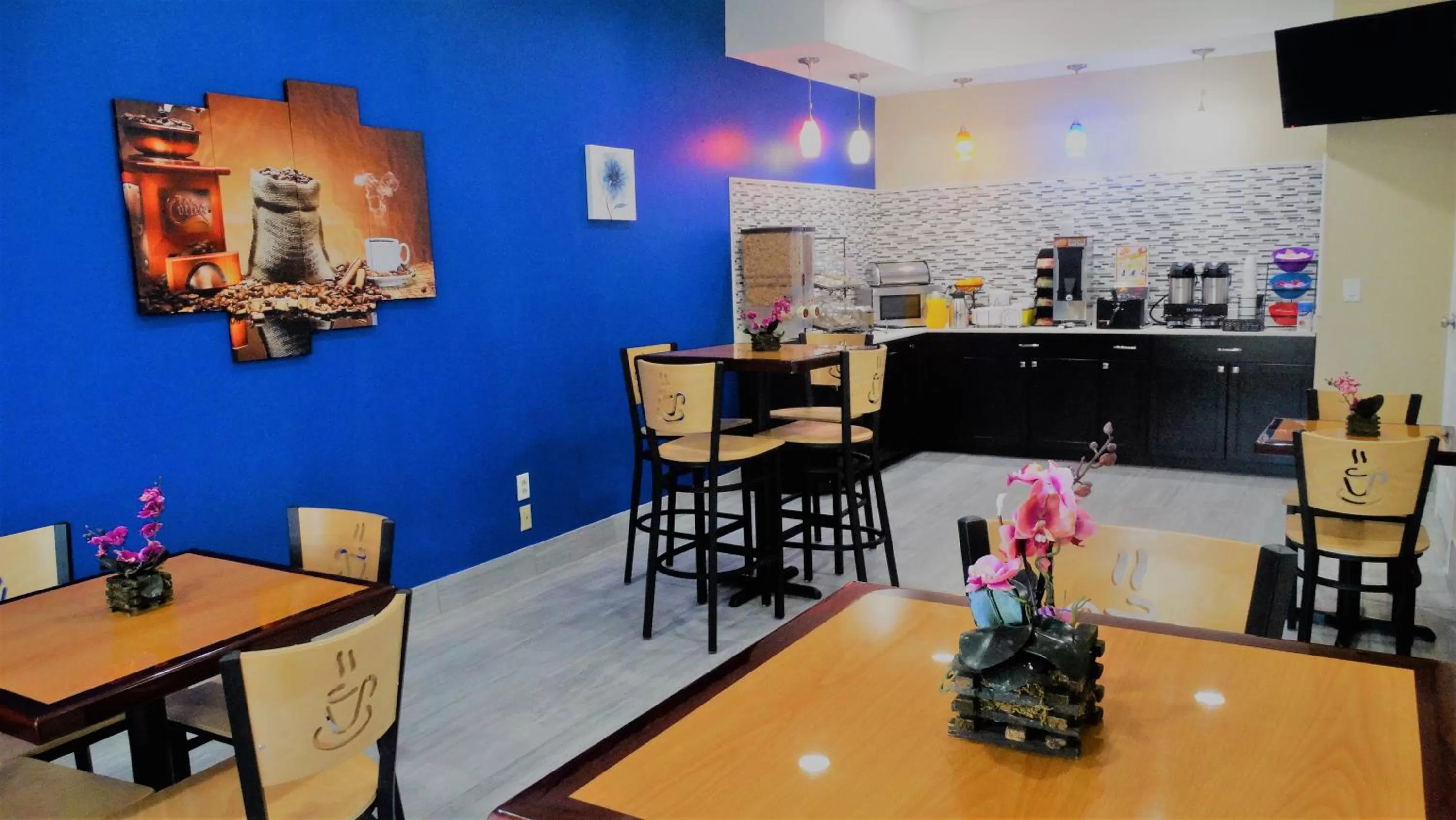 Continental breakfast in Oak Tree Inn & Suites