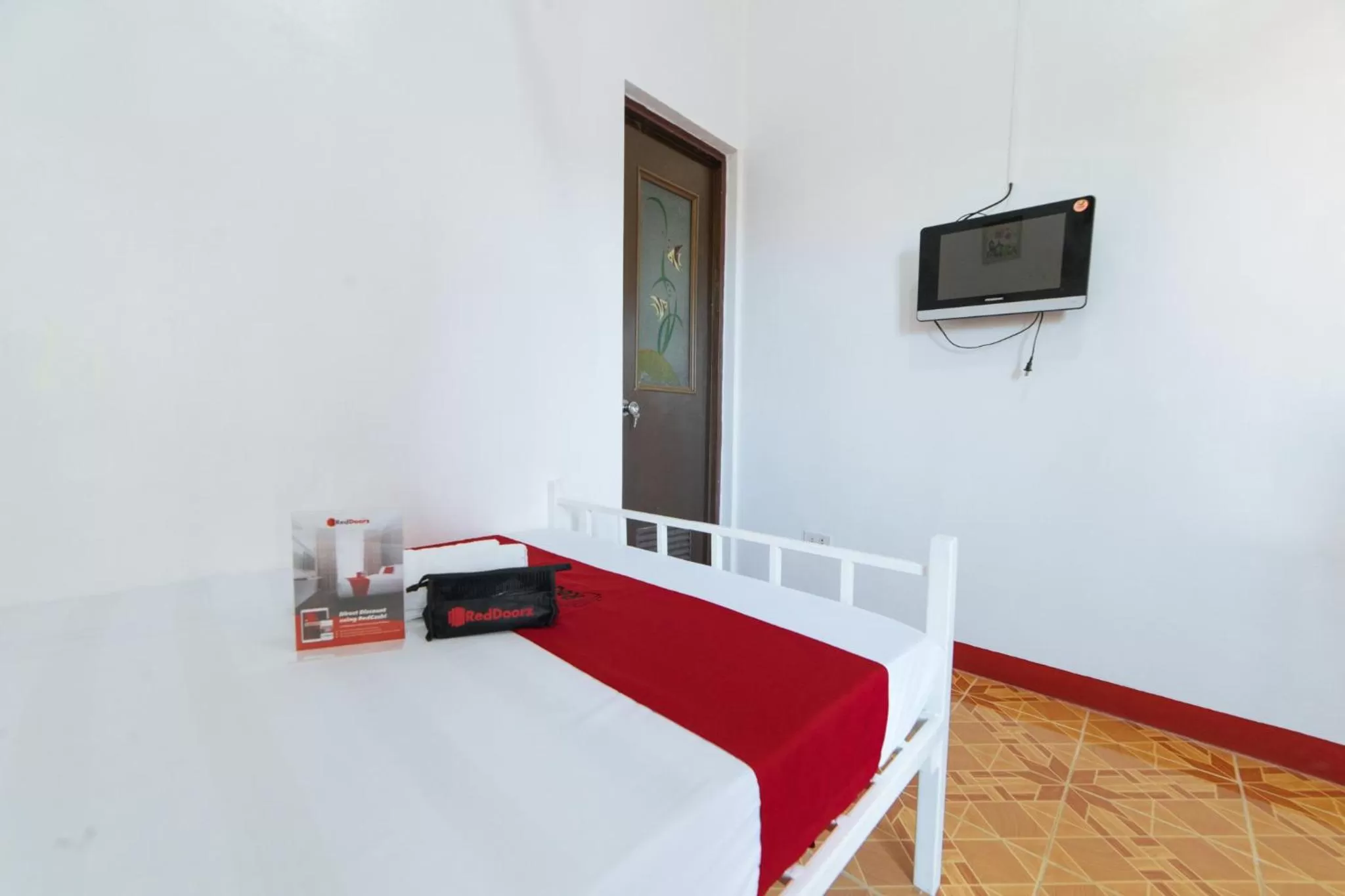 TV and multimedia, Bed in RedDoorz at Pag Asa Rawis Legazpi