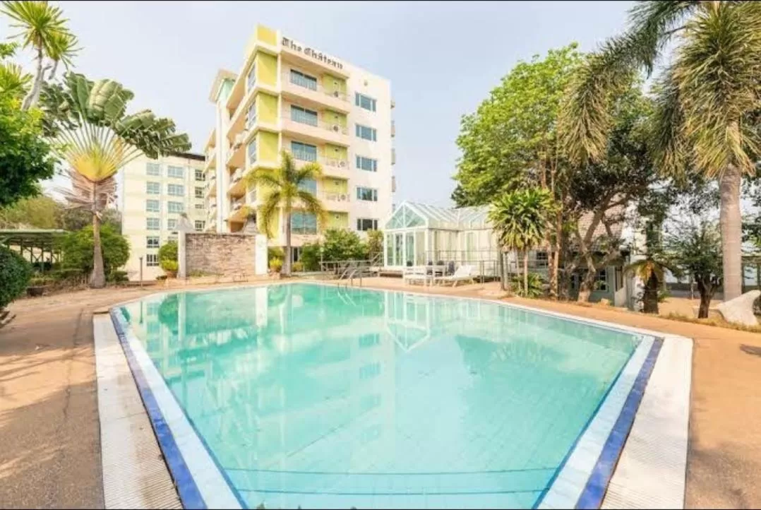 Swimming pool in โรงแรม ชาโตว์วิสต้า