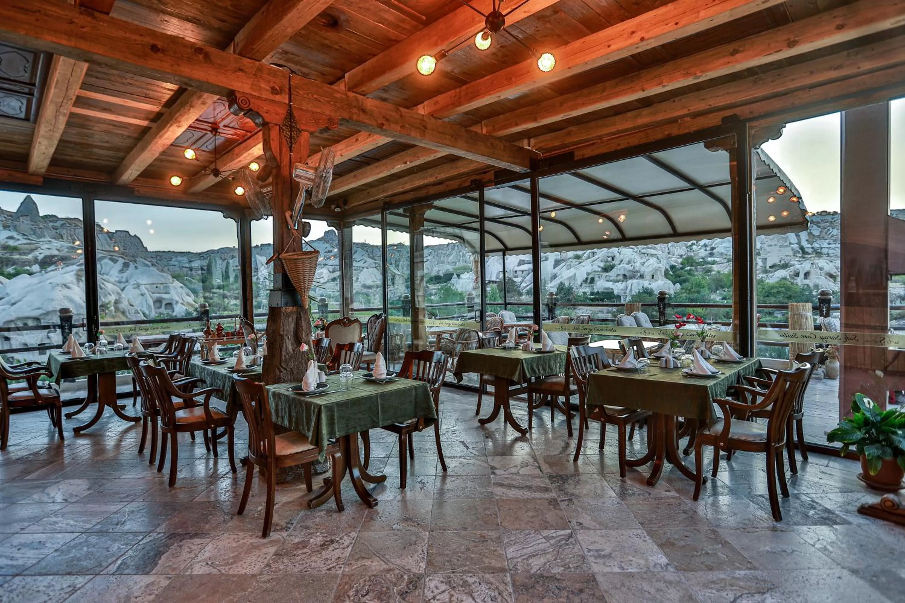 Restaurant/places to eat in Şah Saray Cave Suites Halal Hotel