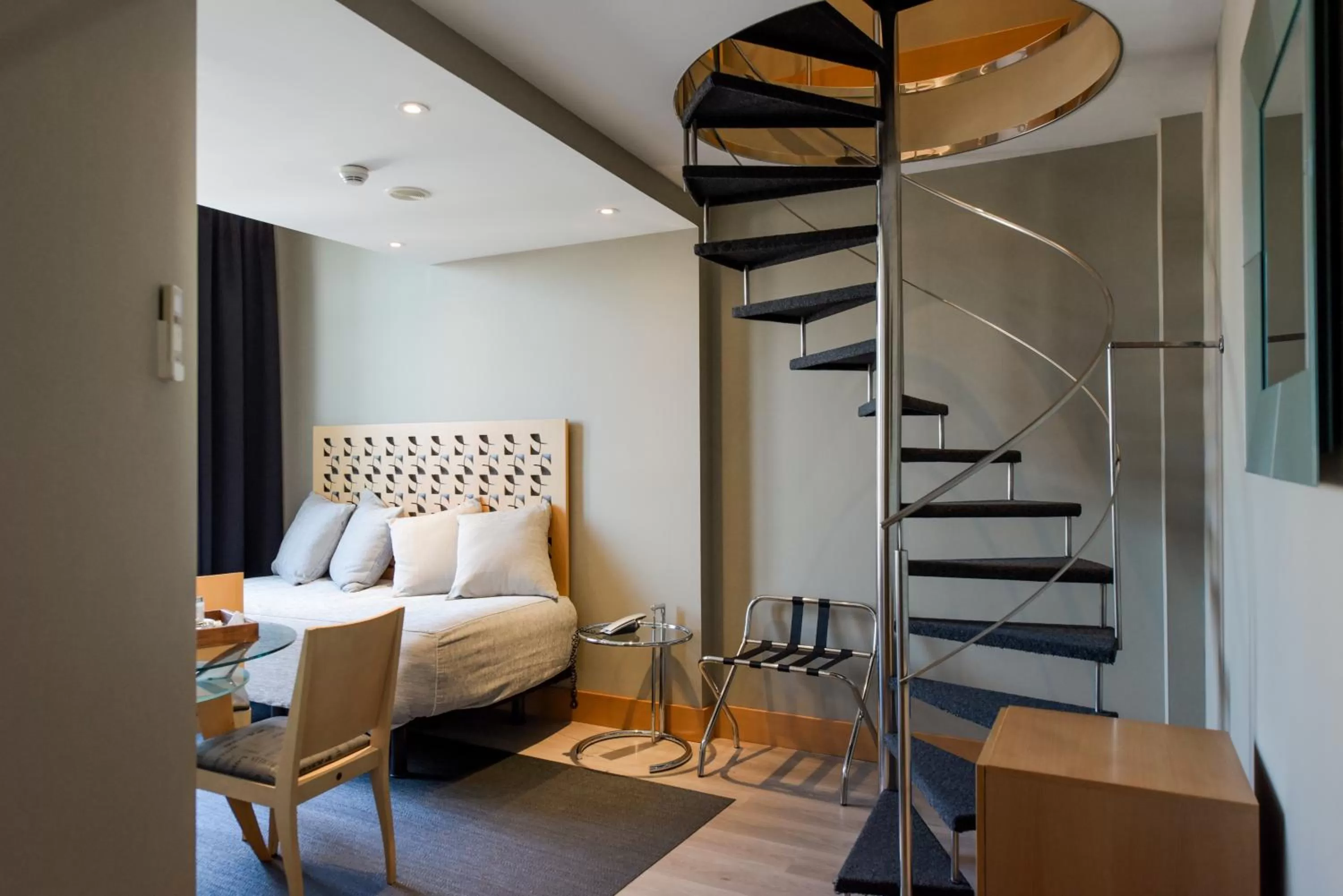 Living room, Bed in Hotel Plaza