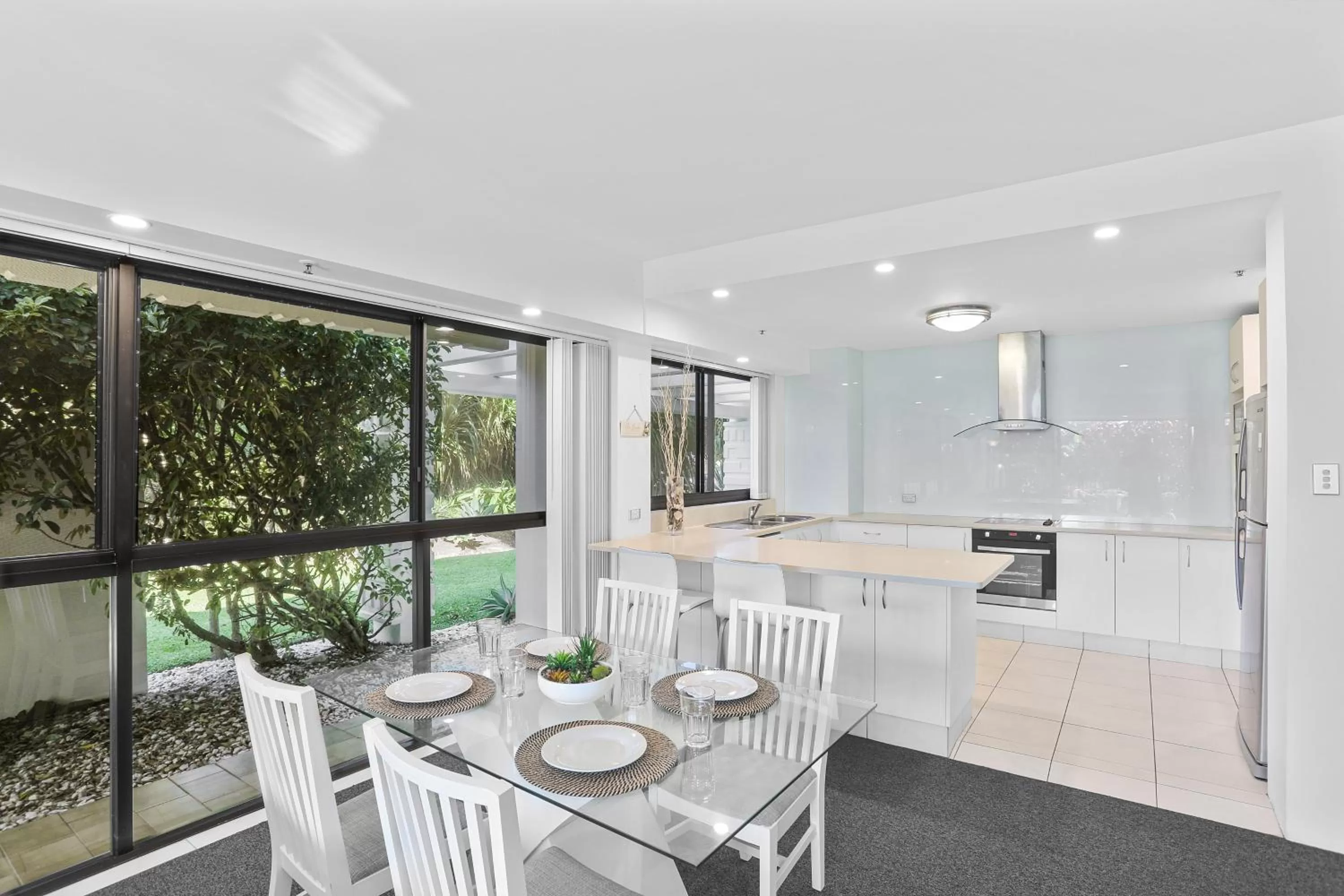 Dining area in De Ville Apartments