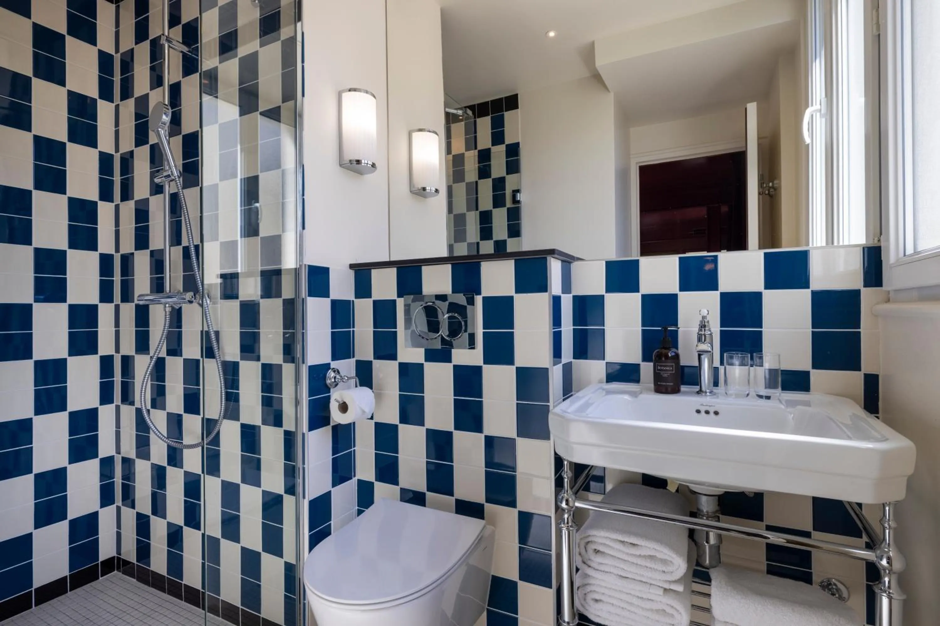 Shower, Bathroom in Hôtel du Home Moderne