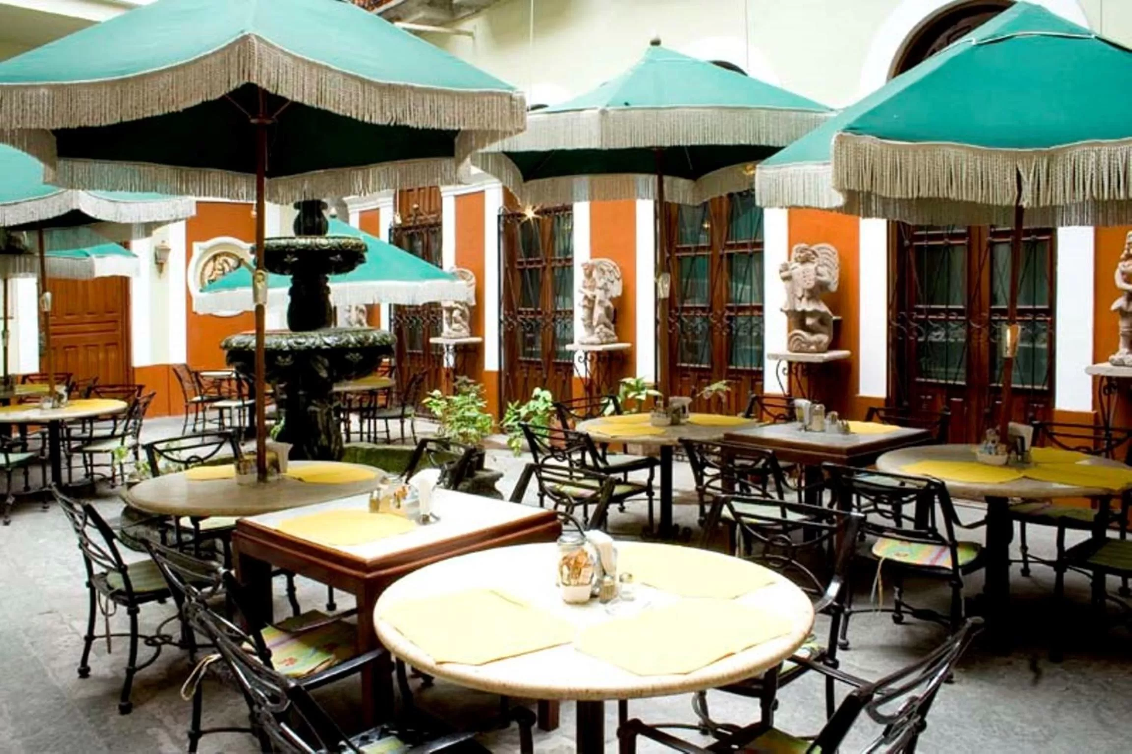 Restaurant/places to eat in Hotel San Francisco Plaza