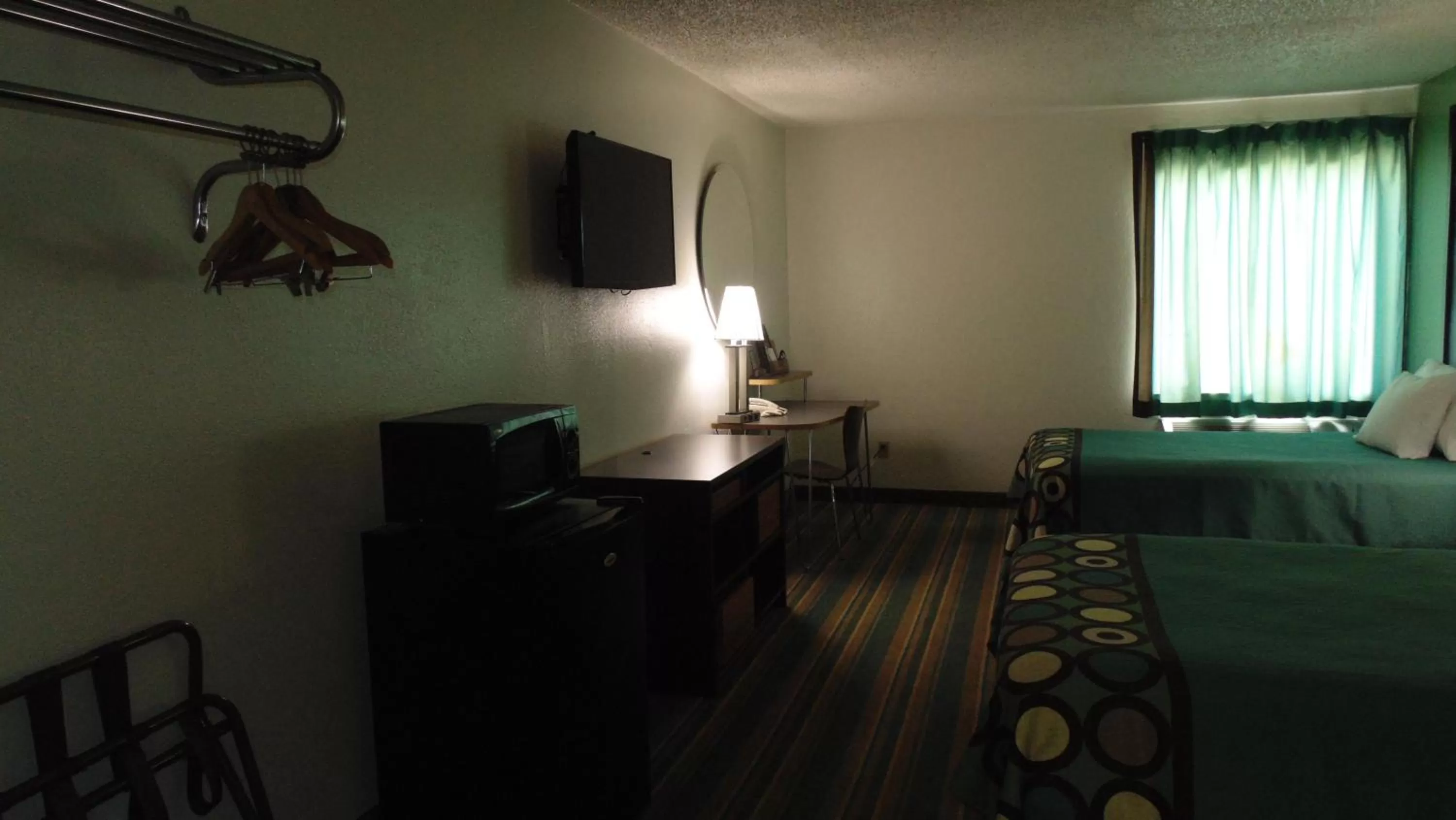 Photo of the whole room, Bed in Super 8 by Wyndham Sapulpa/Tulsa Area