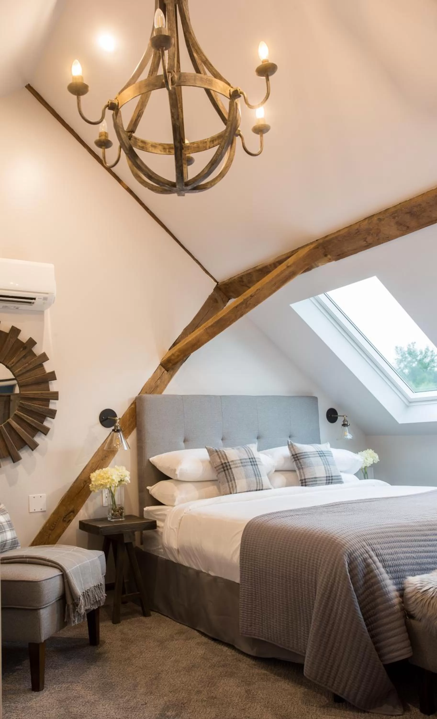 Bedroom, Bed in Mountain Meadows Lodge