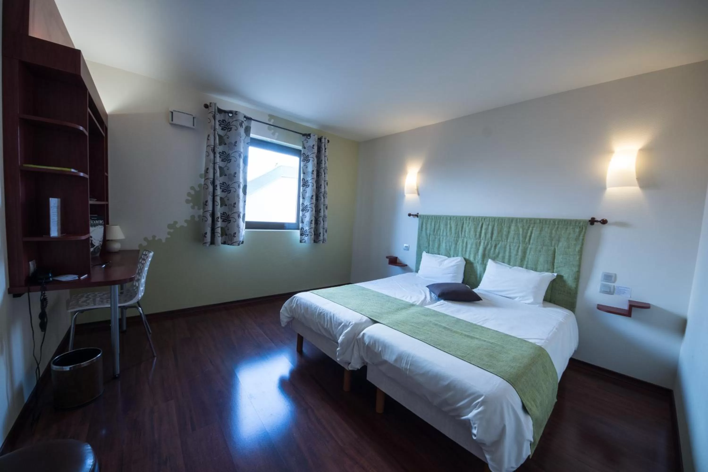 Day, Bed in L'HÔTEL de CHARTRES