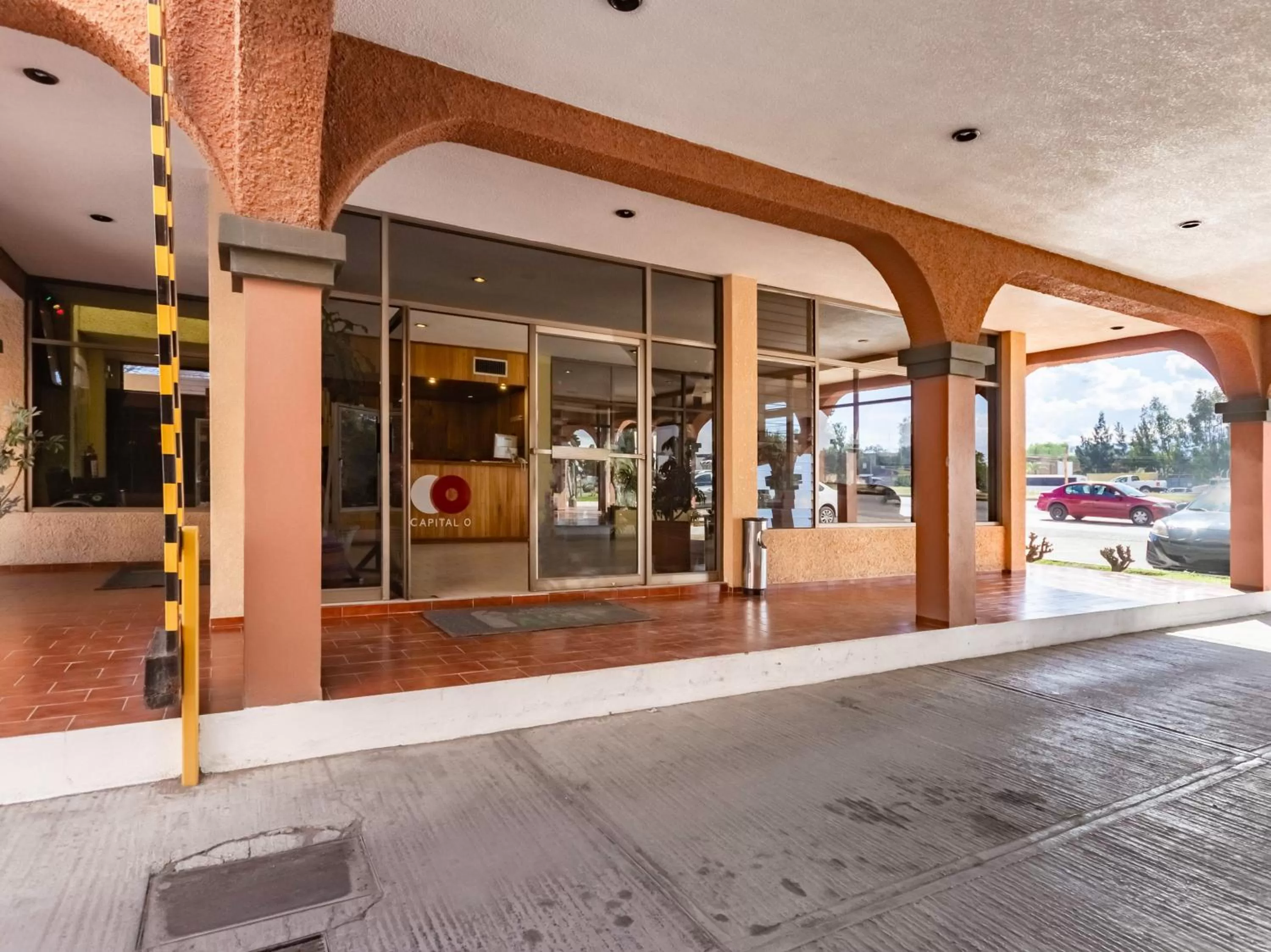 Facade/entrance in Capital O Mansión los Arcos, San Luis Potosí