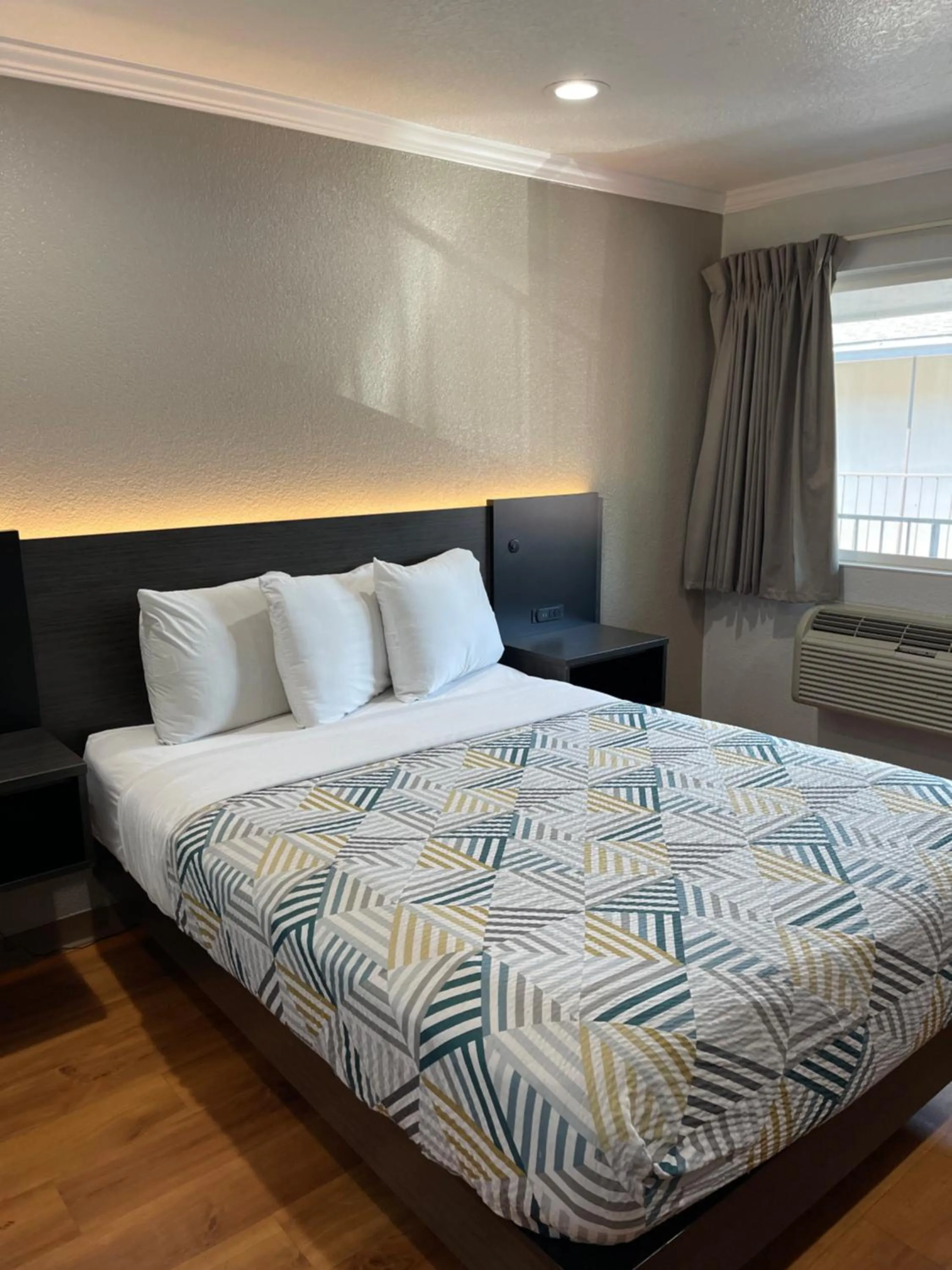 Bedroom, Bed in Motel 6 Sacramento, Ca - Downtown