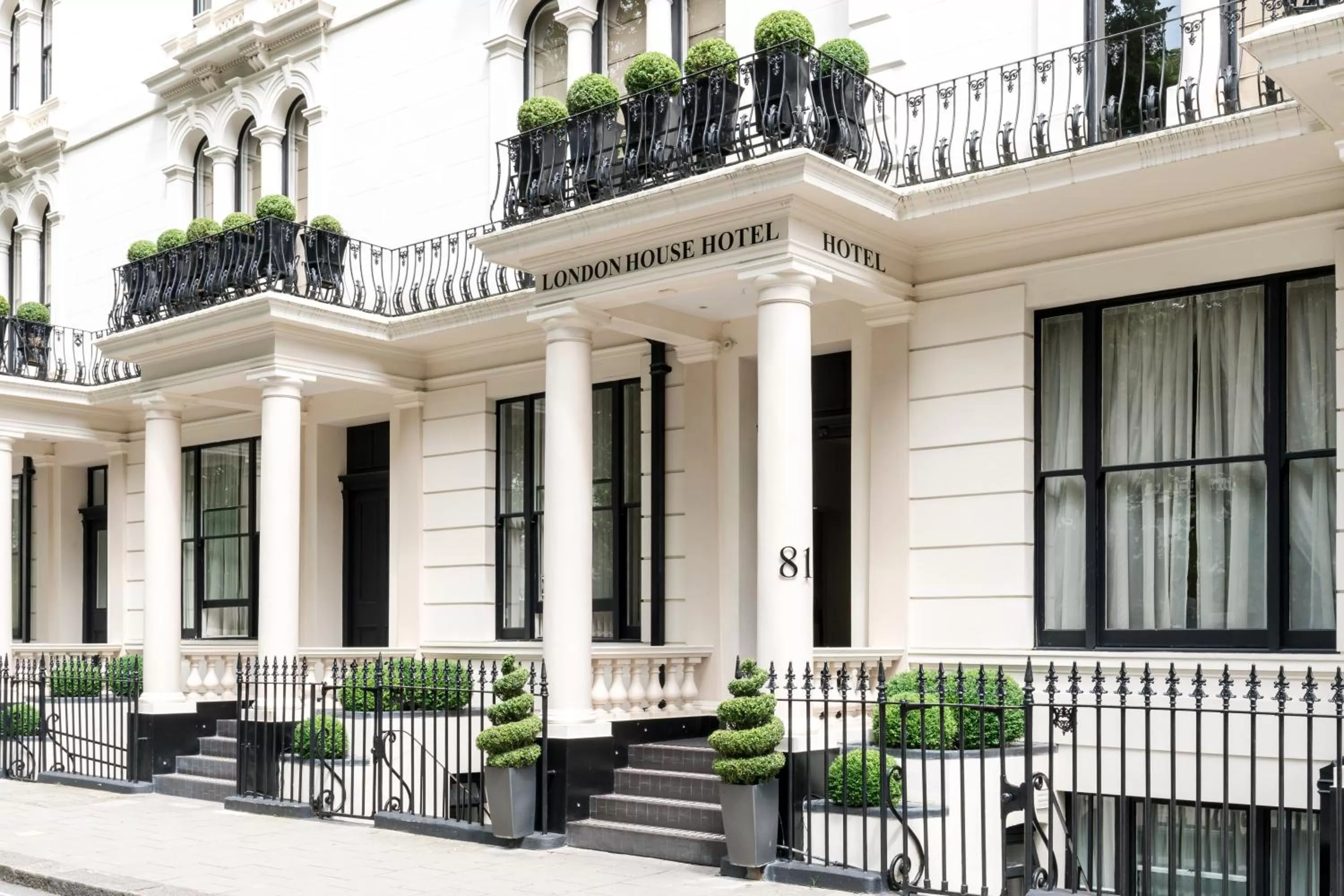 Facade/entrance in London House Hotel