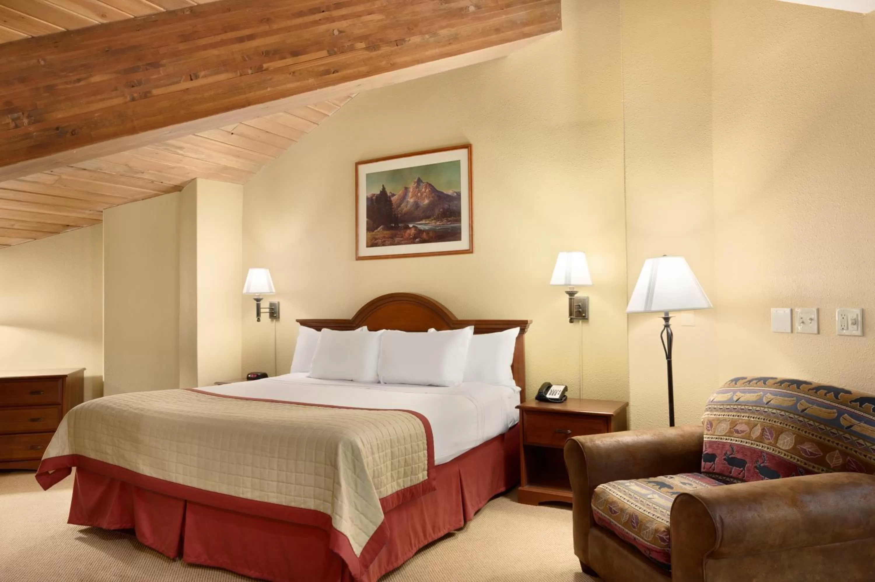 Bed in Pinedale Hotel & Suites
