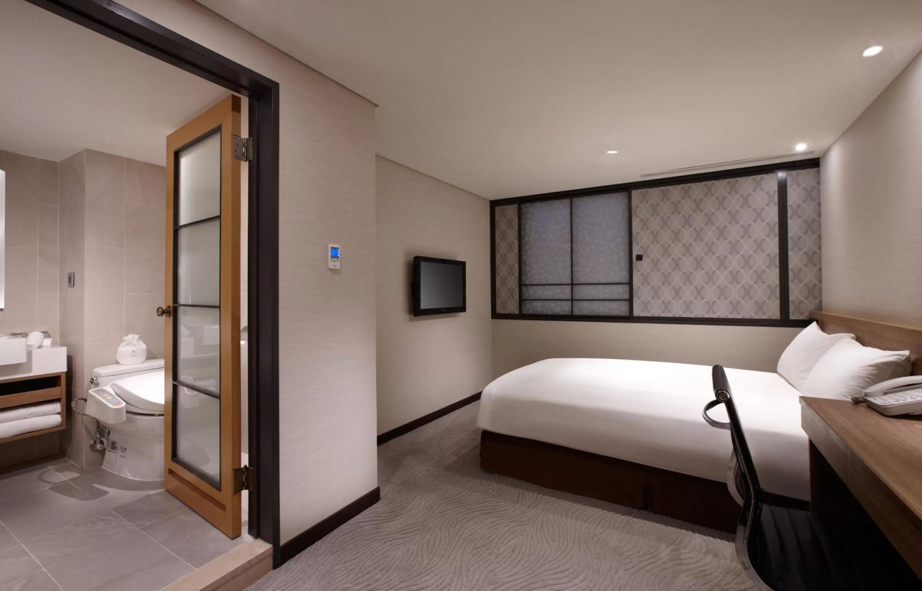 Photo of the whole room, Bed in Royal Inn Taipei Nanxi - MRT Zhongshan Station