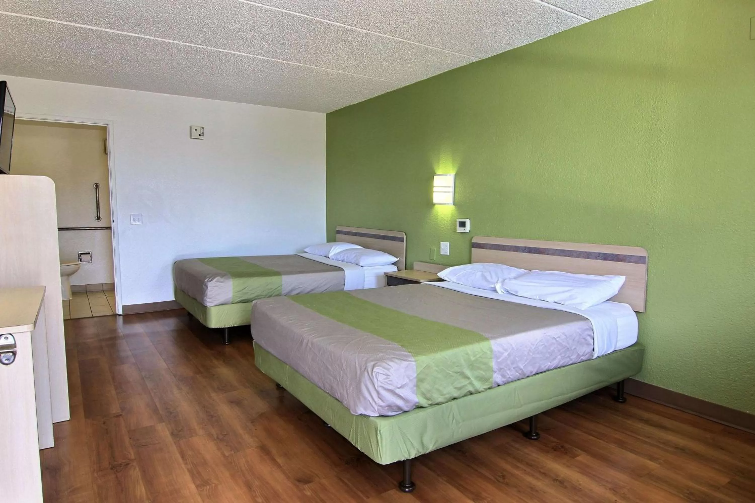 TV and multimedia, Bed in Motel 6 Austin, TX - Central Downtown UT