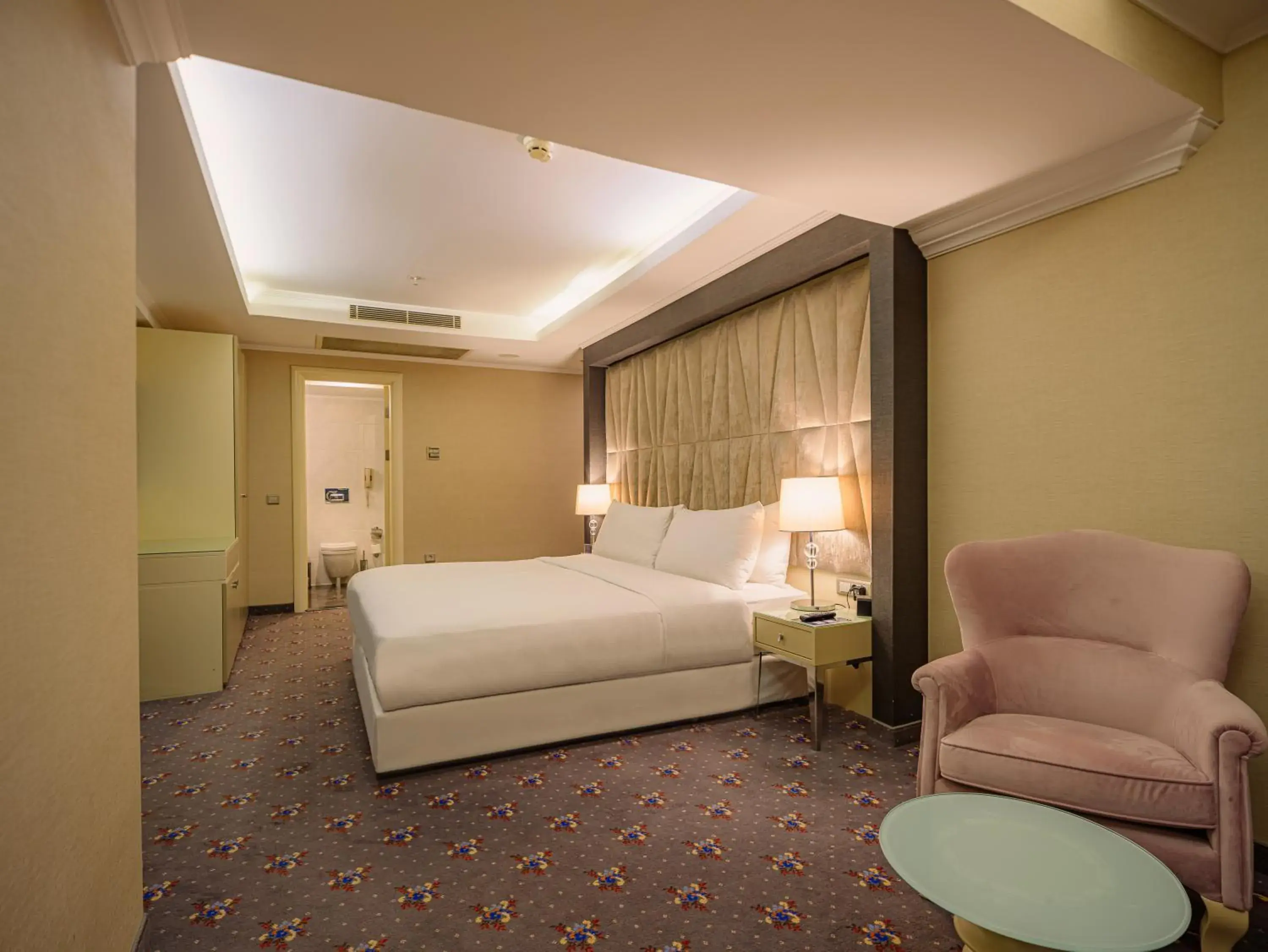 Deluxe King Room - single occupancy in DoubleTree by Hilton Izmir - Alsancak Deluxe King Room - single occupancy in DoubleTree by Hilton Izmir - Alsancak