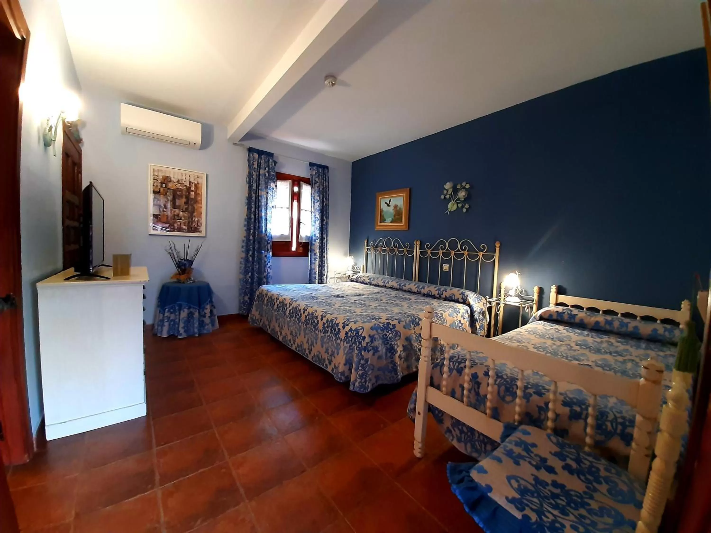 Bed in Hotel Rural Posada Los Caballeros