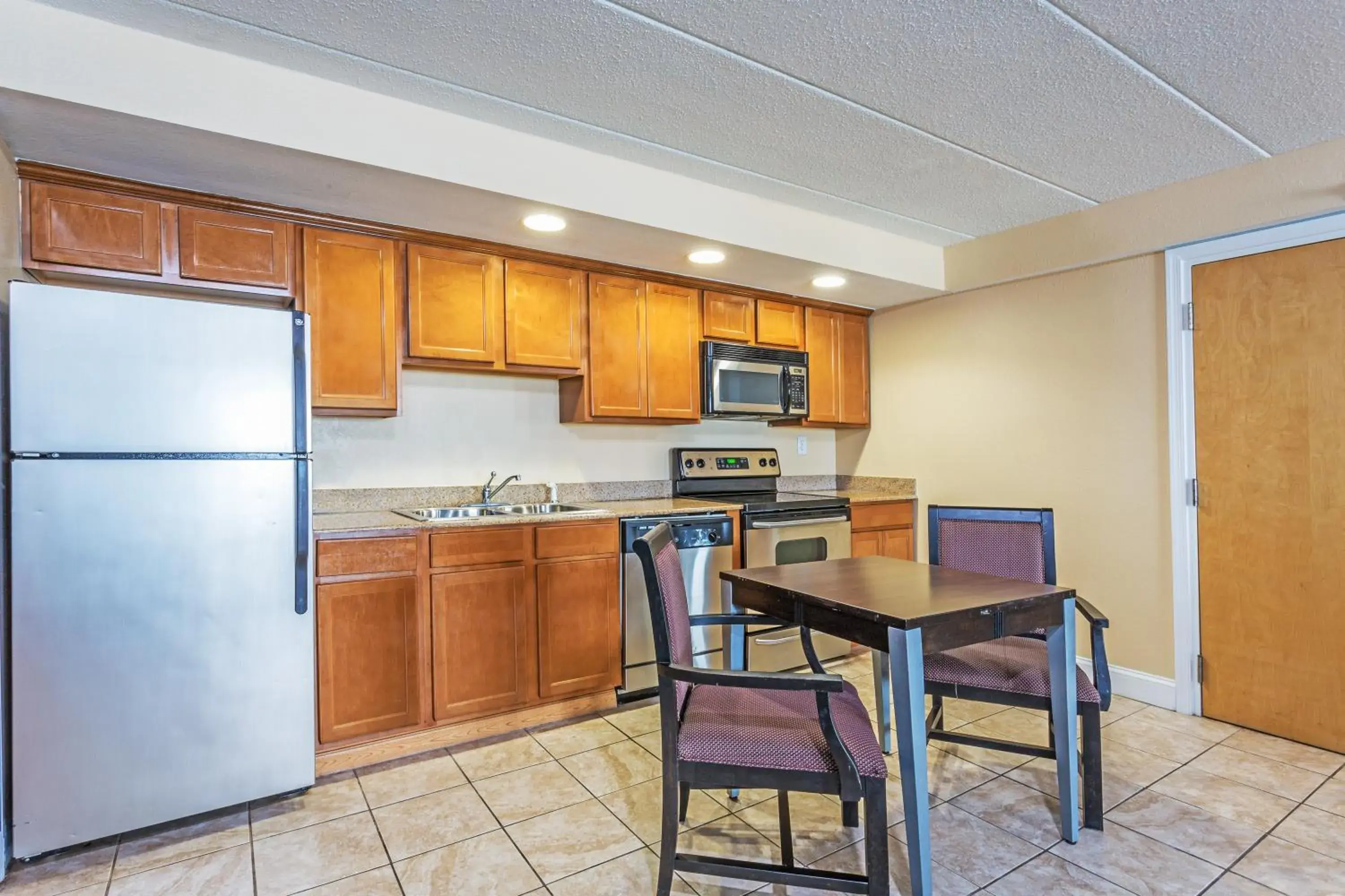 1 King Bed, One-Bedroom, Suite, Oceanfront, Non-Smoking in Travelodge by Wyndham Suites Virginia Beach Oceanfront 1 King Bed, One-Bedroom, Suite, Oceanfront, Non-Smoking in Travelodge by Wyndham Suites Virginia Beach Oceanfront