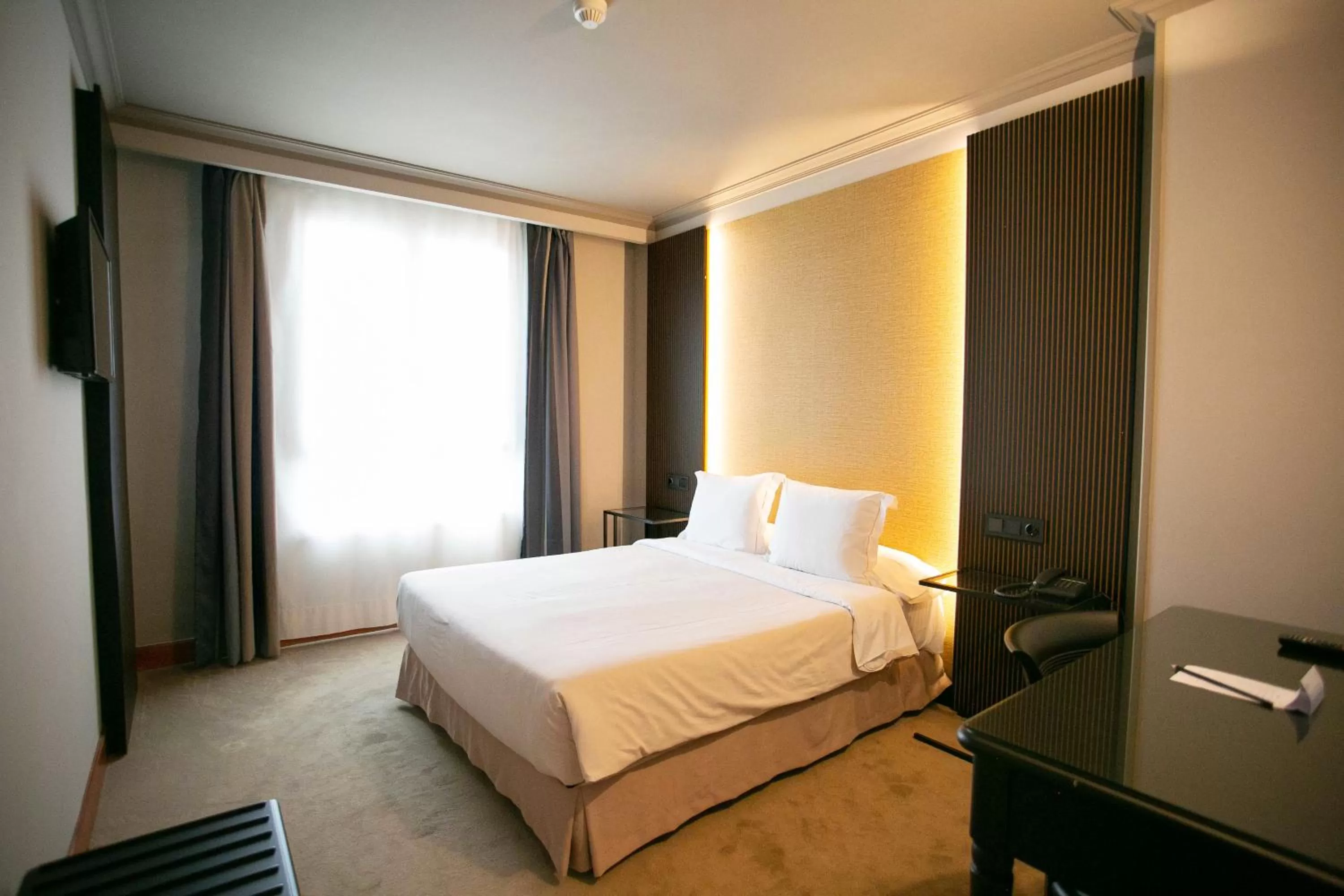 Bedroom, Bed in Hotel Sercotel Ciudad de Oviedo