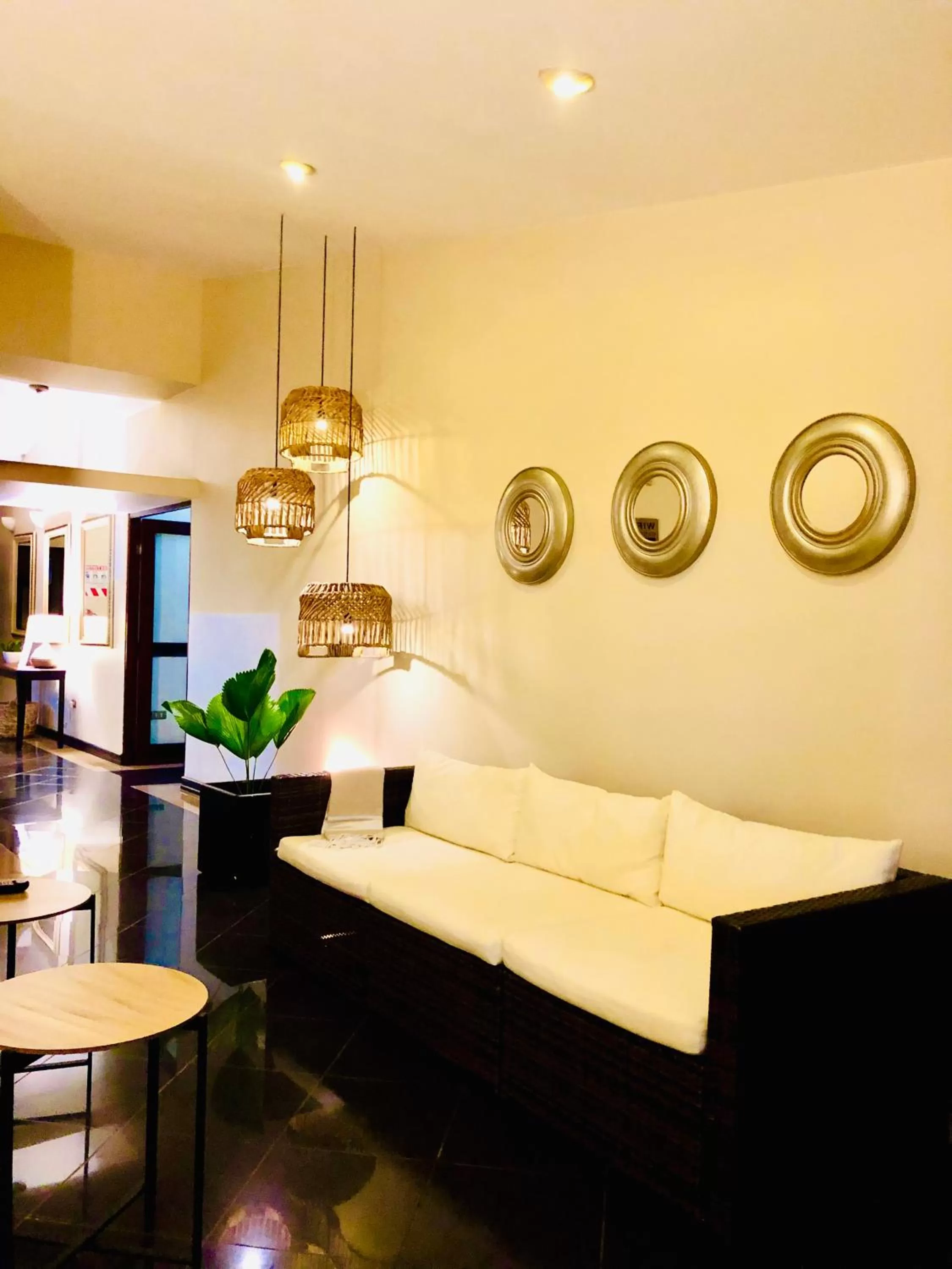 Living room in Hotel Mango Airport