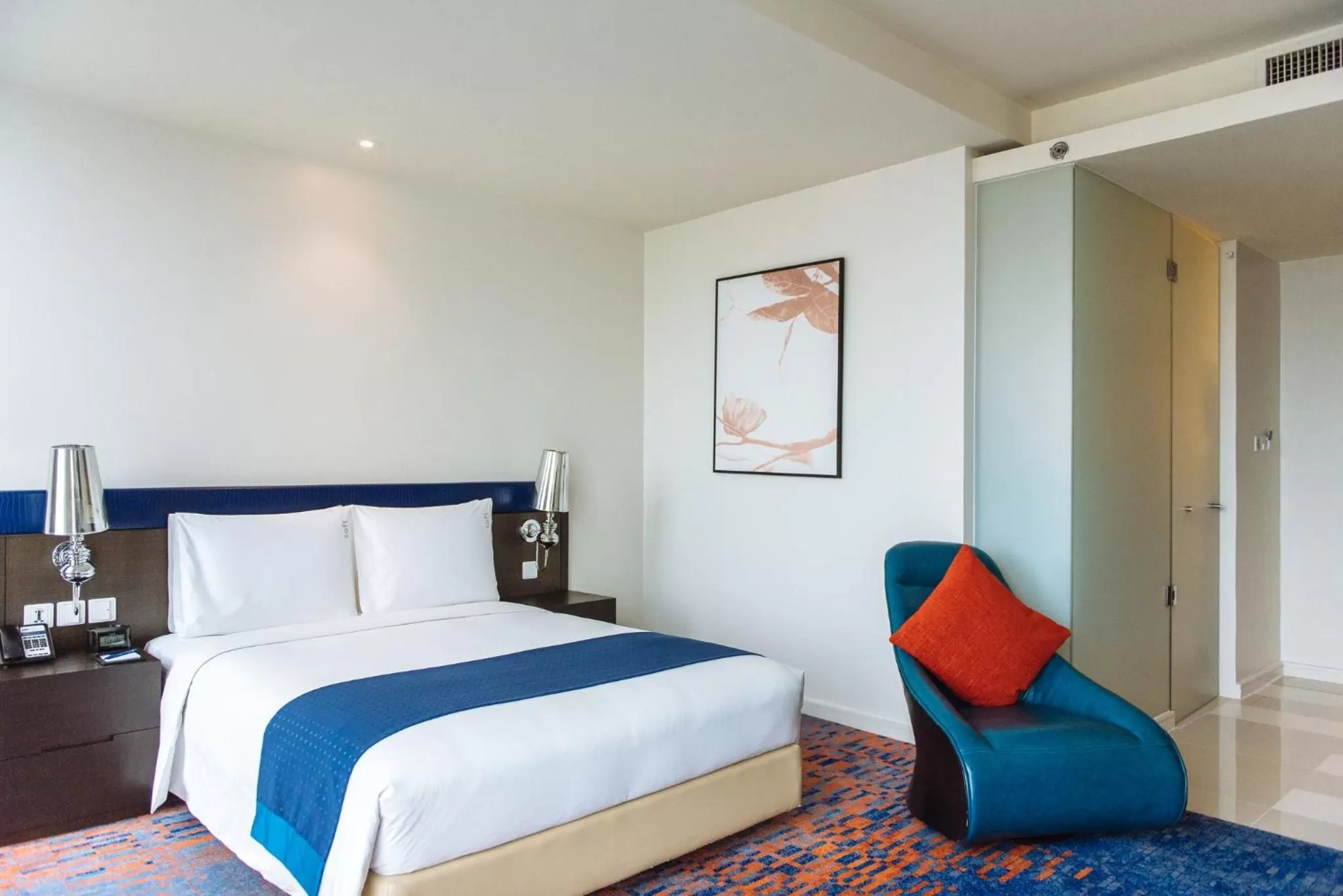 Photo of the whole room, Bed in Holiday Inn Express Bangkok Siam by IHG