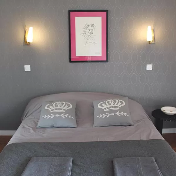 Decorative detail, Bed in La Galerie