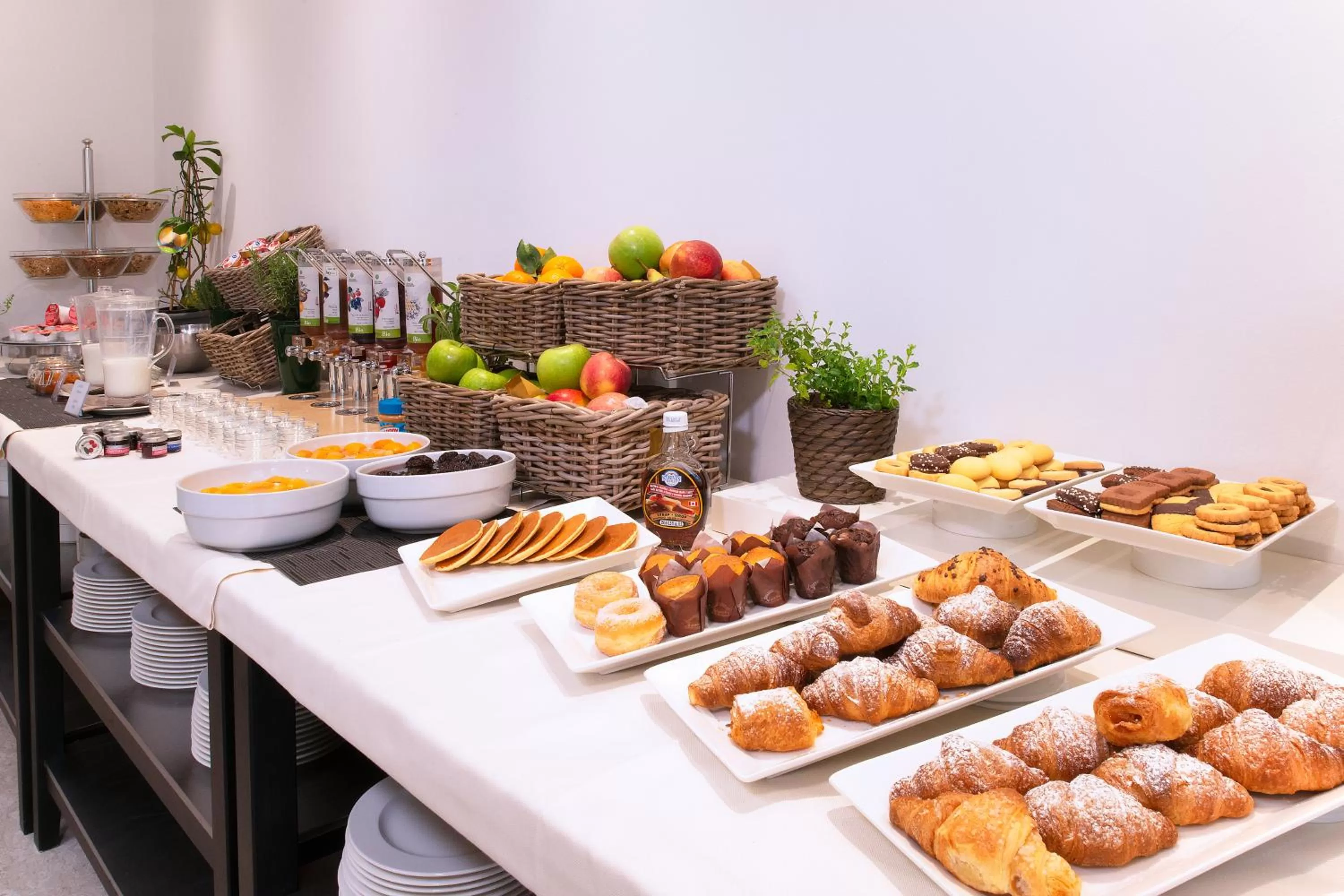 Buffet breakfast in CDH Hotel Modena