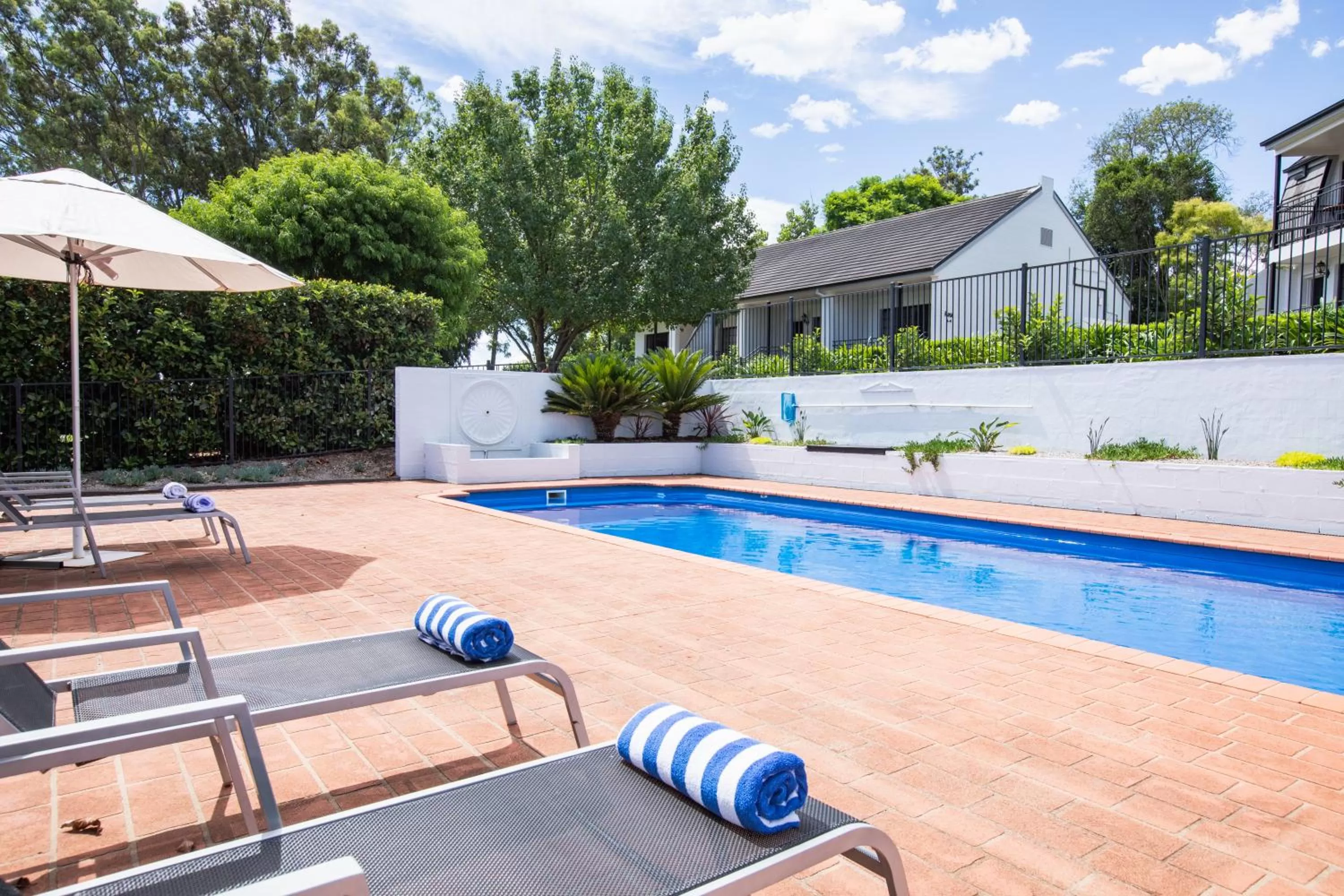 Swimming pool in Camden Valley Inn
