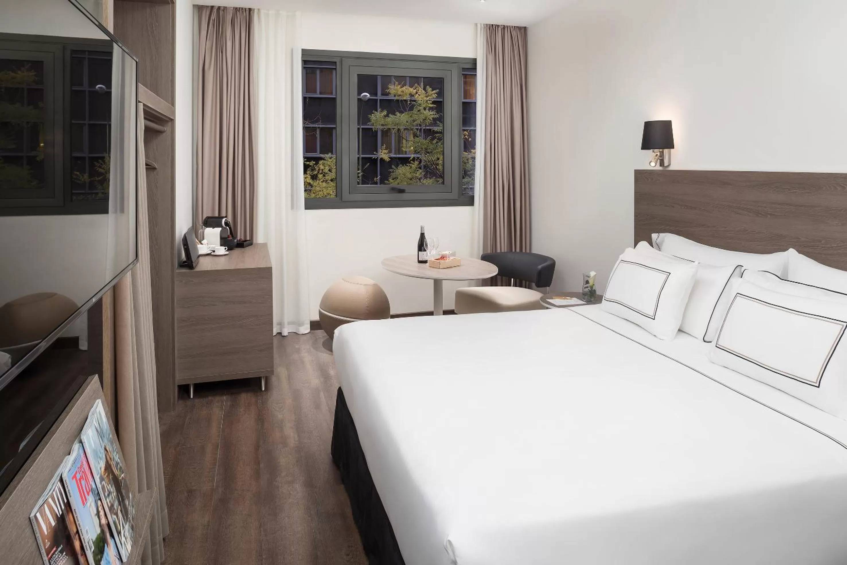 Decorative detail, Bed in Melia Madrid Serrano