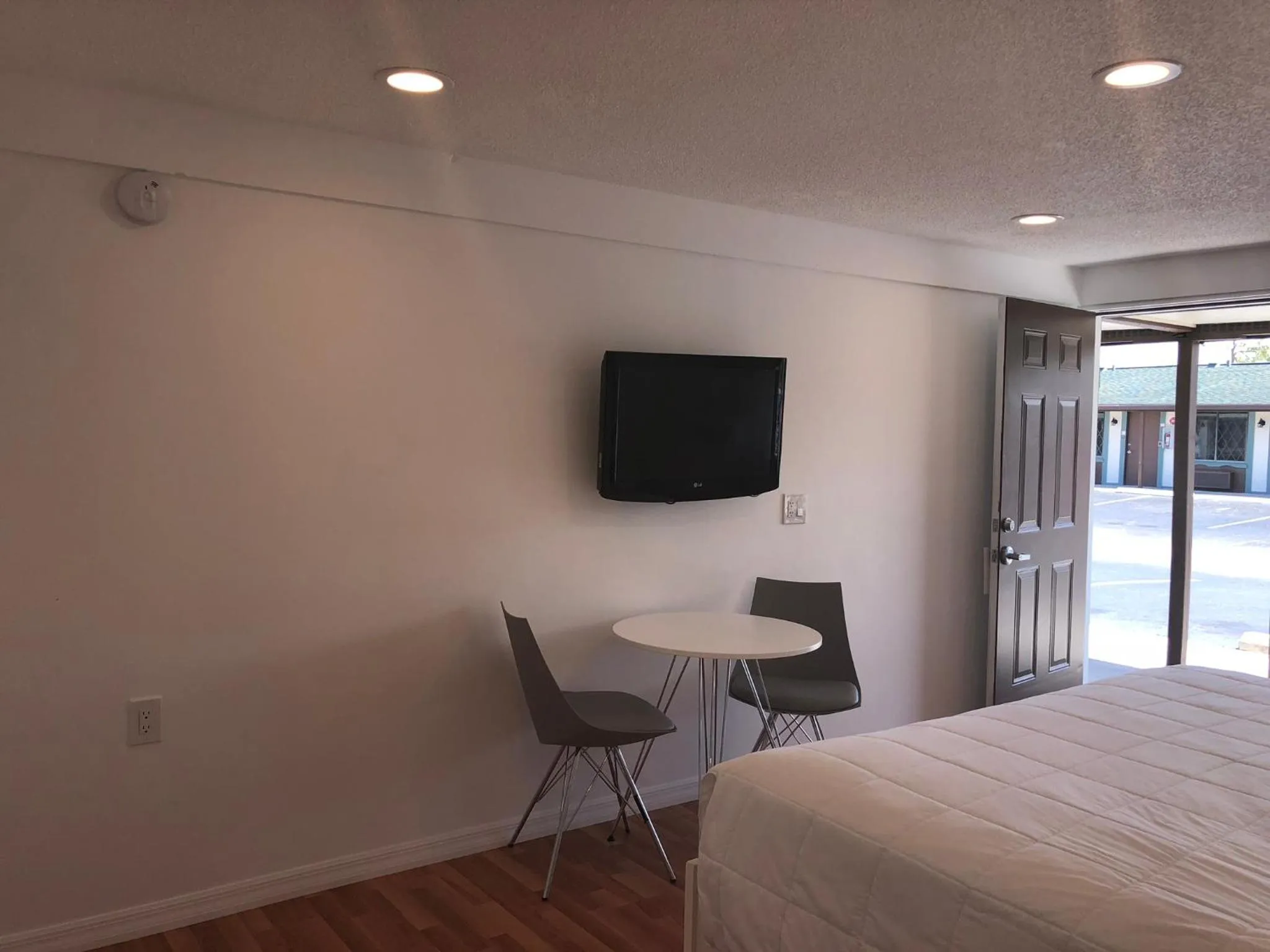 TV and multimedia, Bed in Spinnaker Inn of Naples