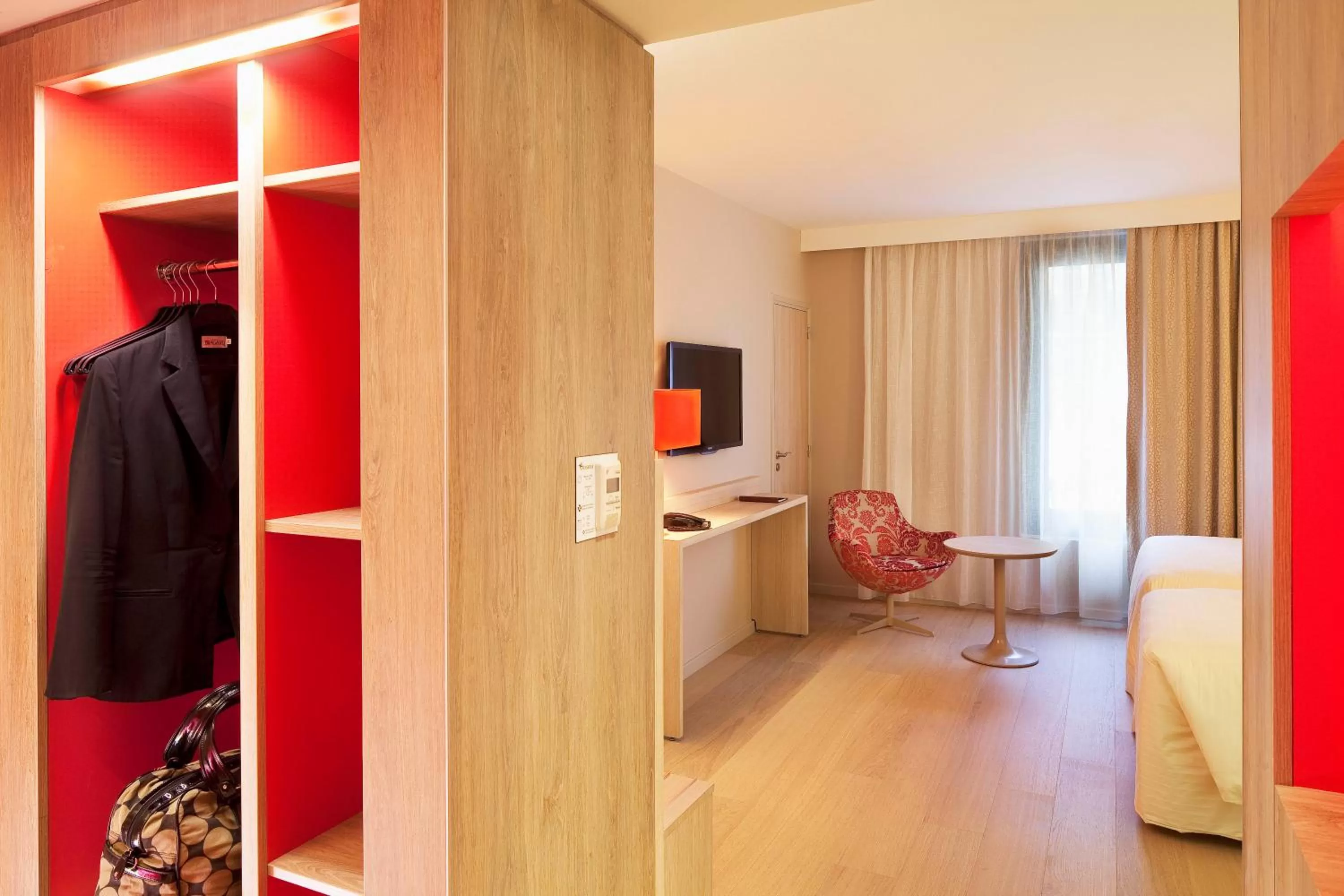 TV and multimedia, Bed in Hôtel & SPA Oceania L'Univers Tours