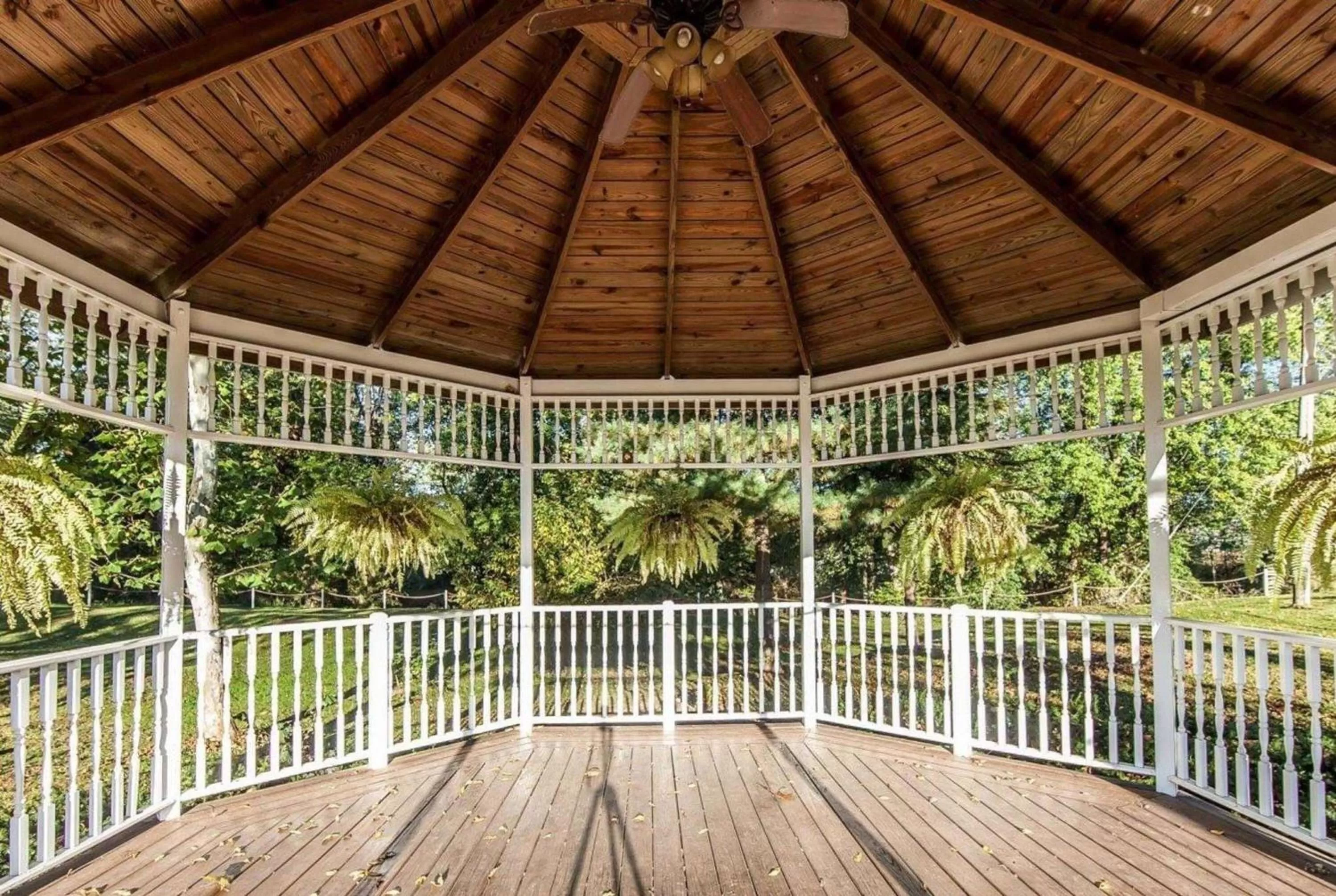 Inner courtyard view in Wingate by Wyndham Marietta Conference Center Ohio