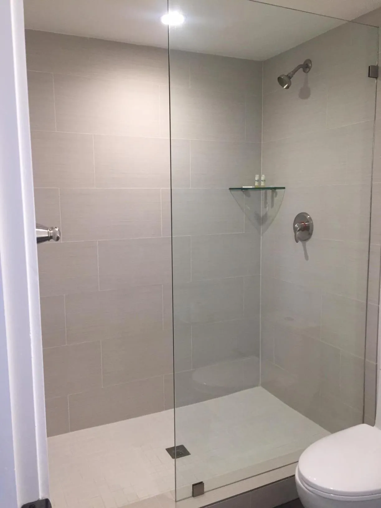 Shower in Spinnaker Inn of Naples