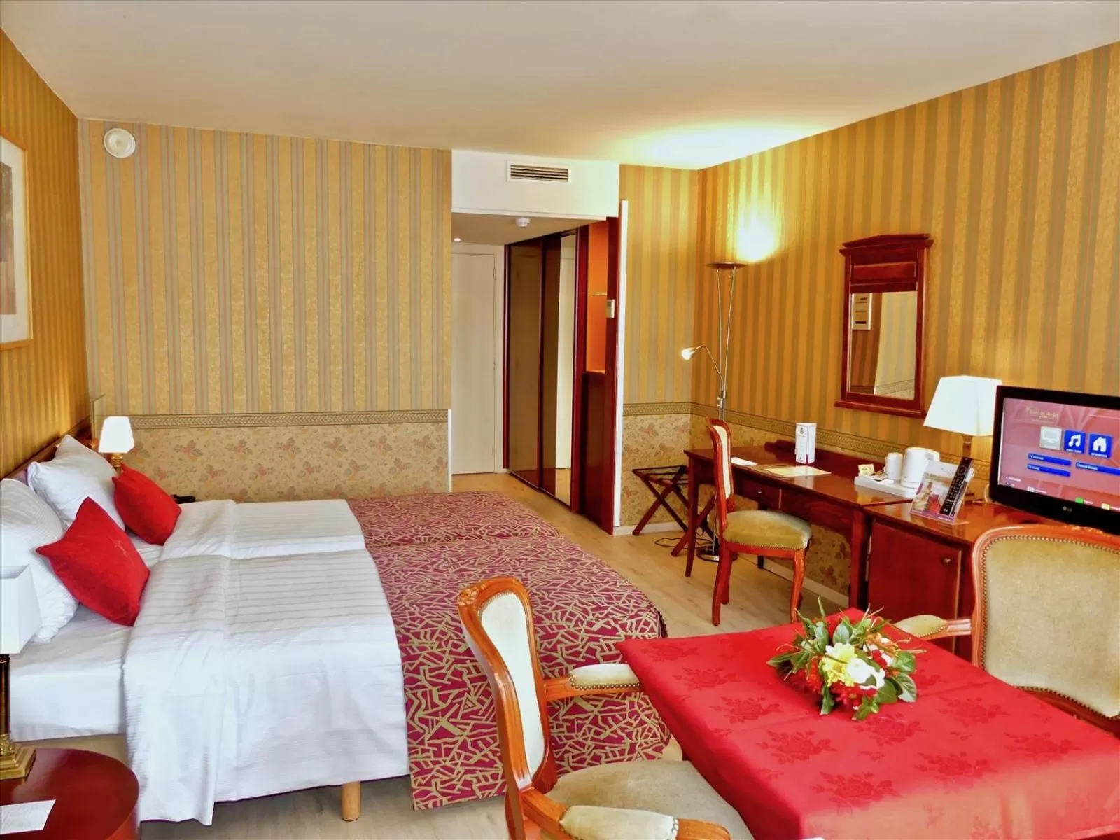Photo of the whole room, Bed in Golden Tulip Hotel de’ Medici