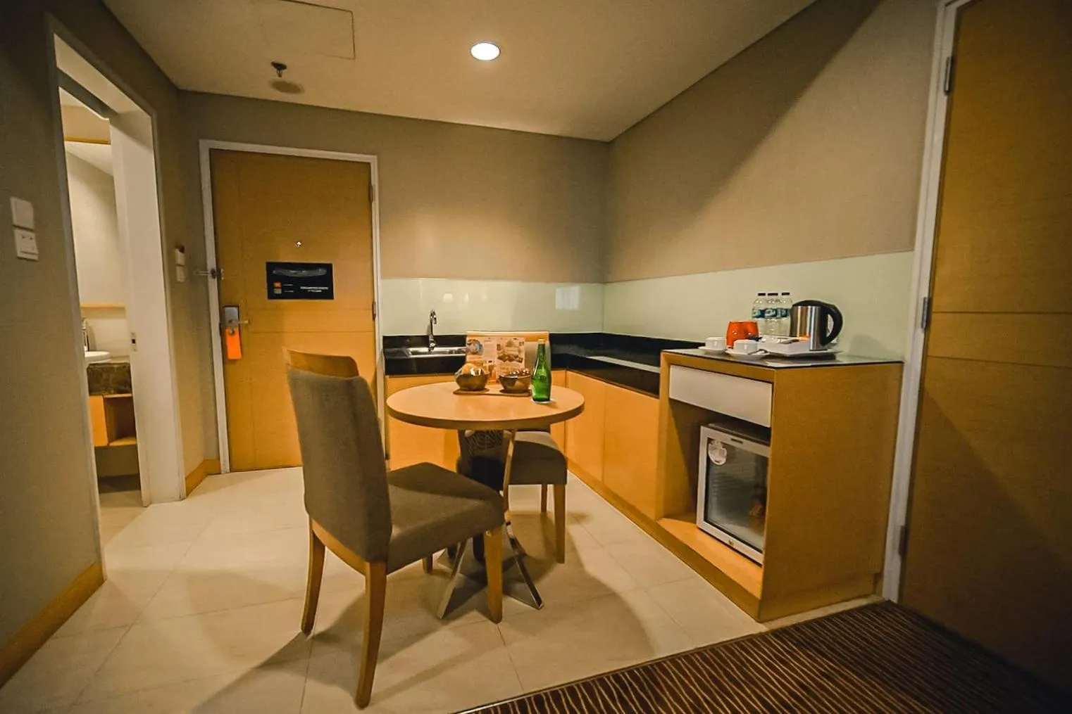 Kitchen or kitchenette in All Sedayu Hotel Kelapa Gading