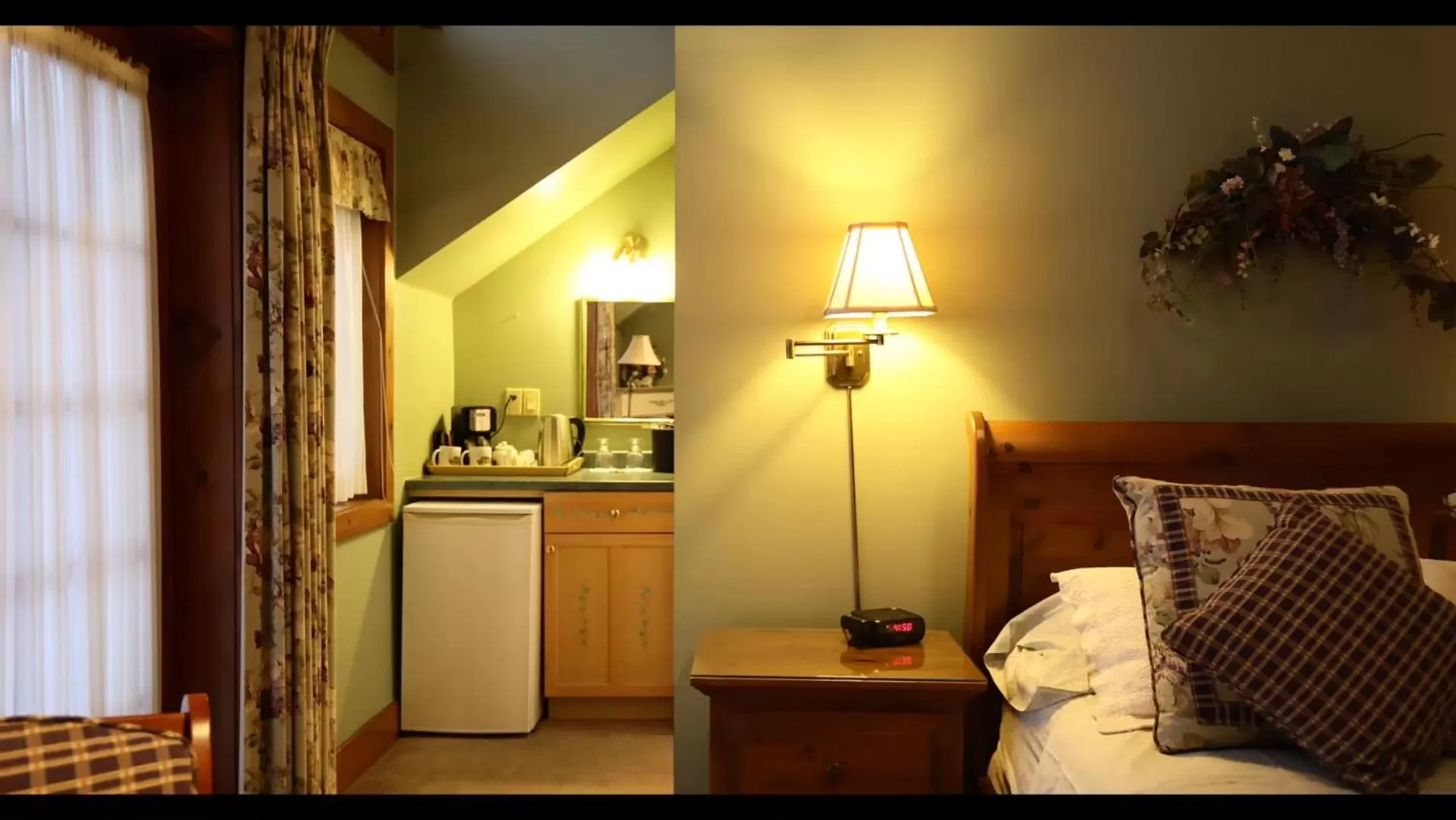 Property building, Bed in WeatherPine Inn