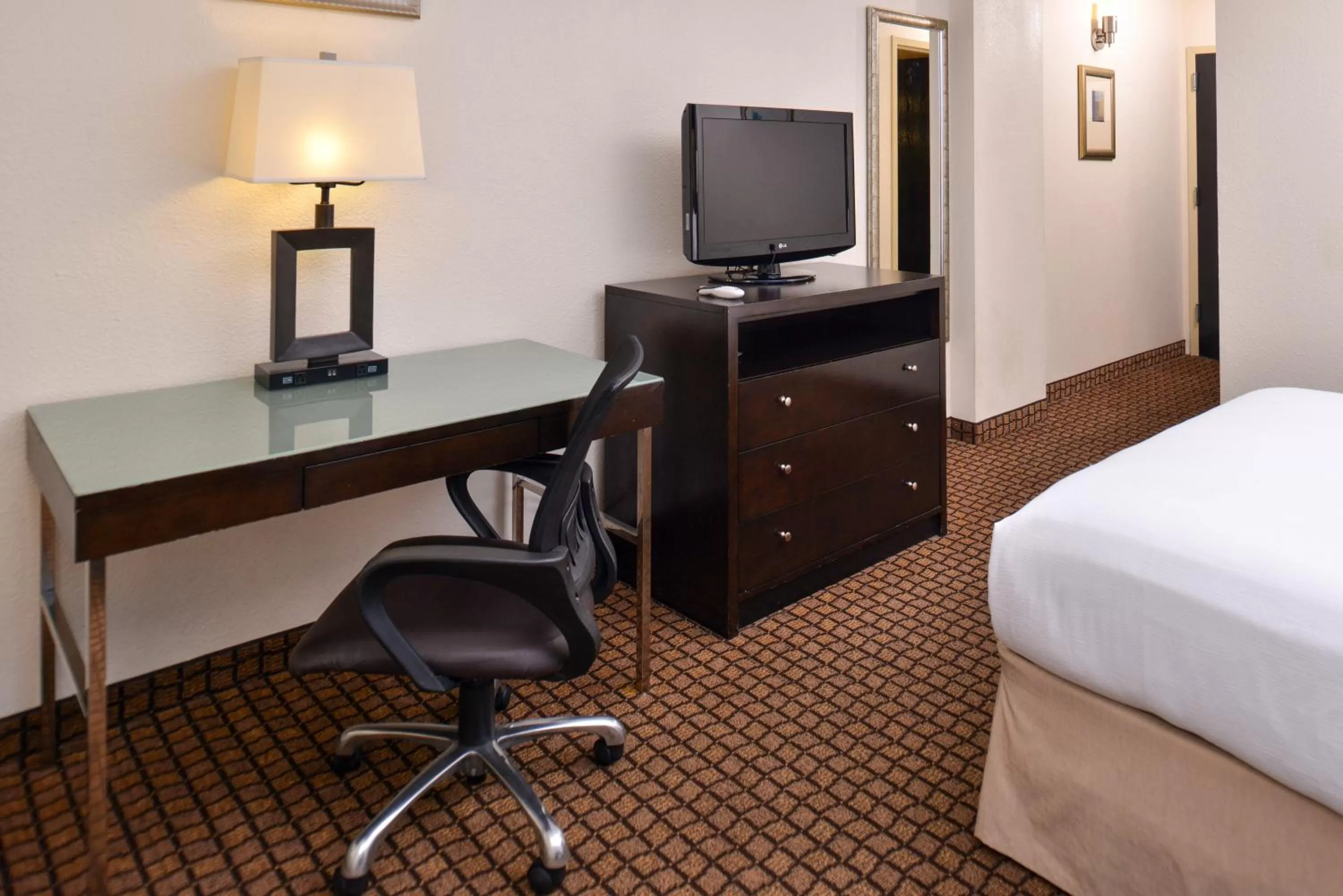 Photo of the whole room, Bed in Ramada Plaza by Wyndham Sheridan Hotel & Convention Center