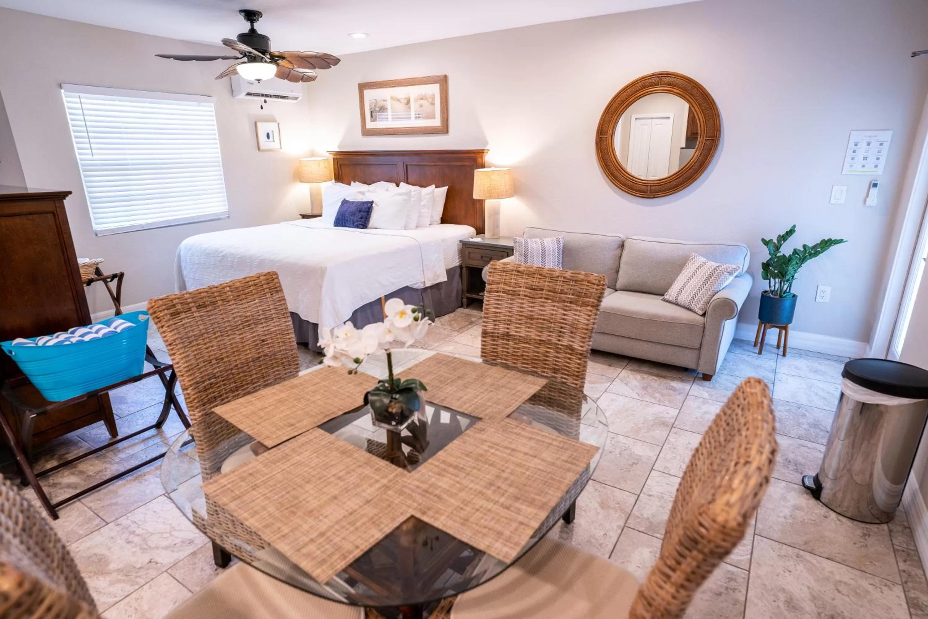 Photo of the whole room, Bed in The Capri at Siesta