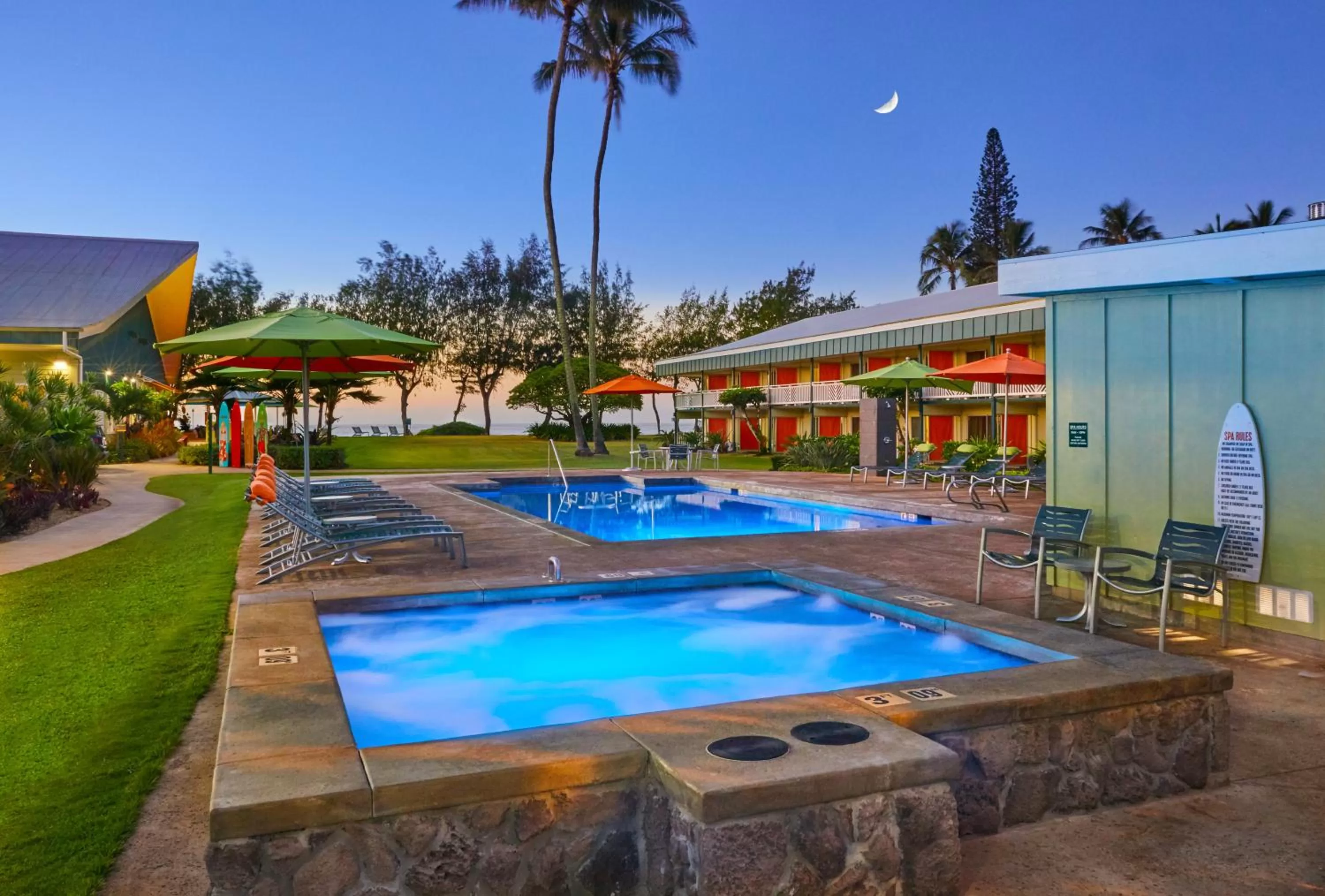 Swimming pool in Kauai Shores Hotel