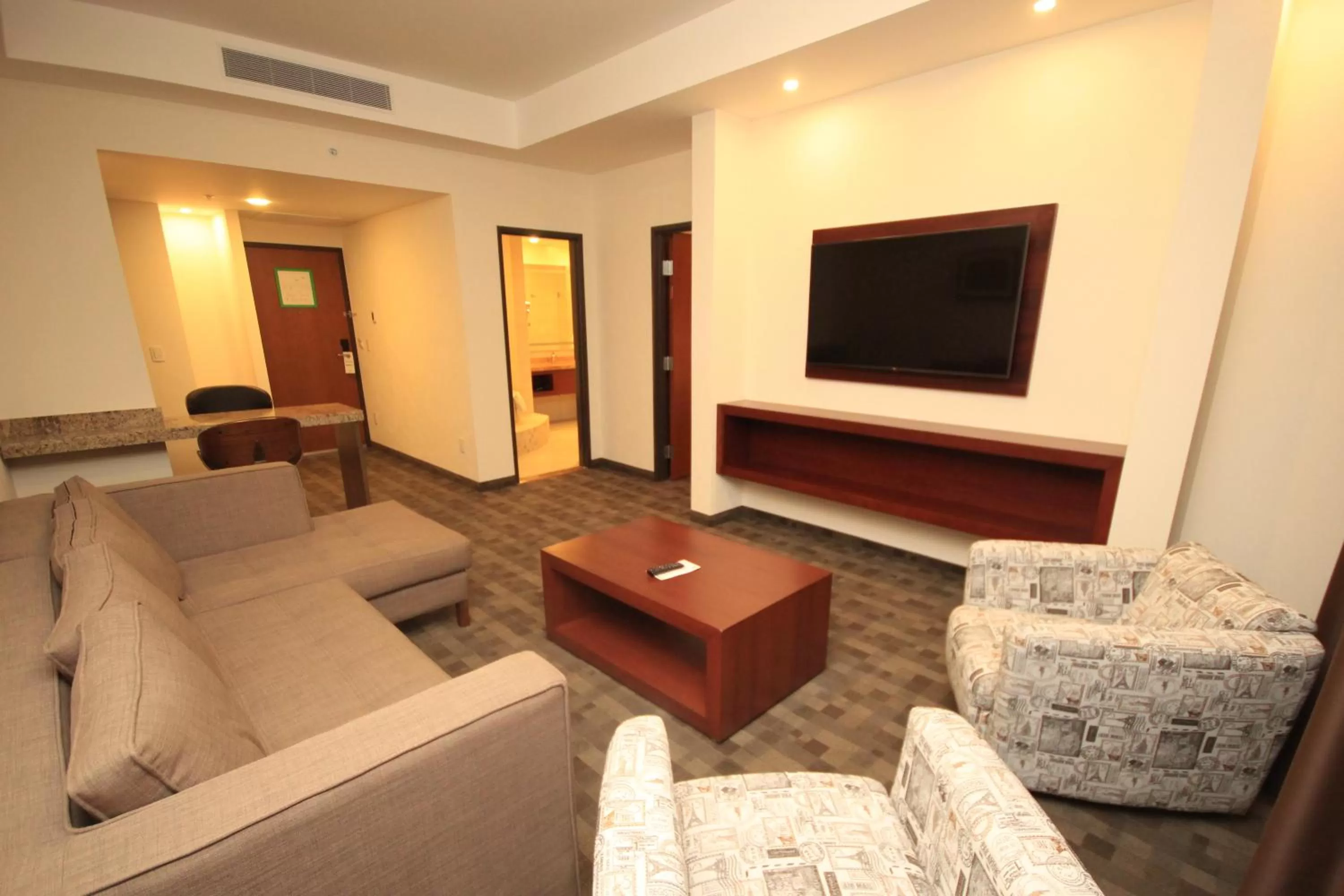 Photo of the whole room in Holiday Inn & Suites Plaza Mayor by IHG