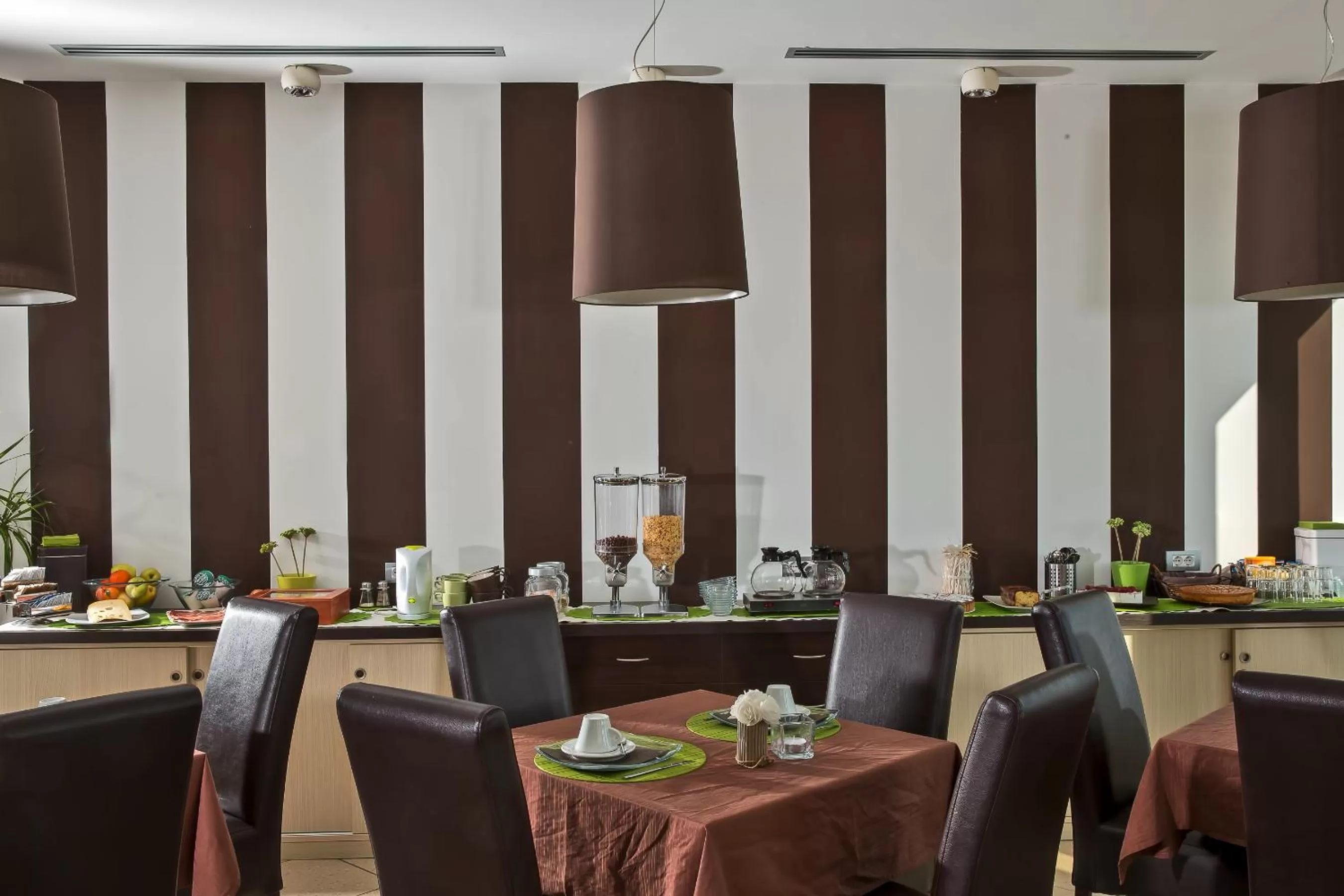 Restaurant/places to eat in De Maria House