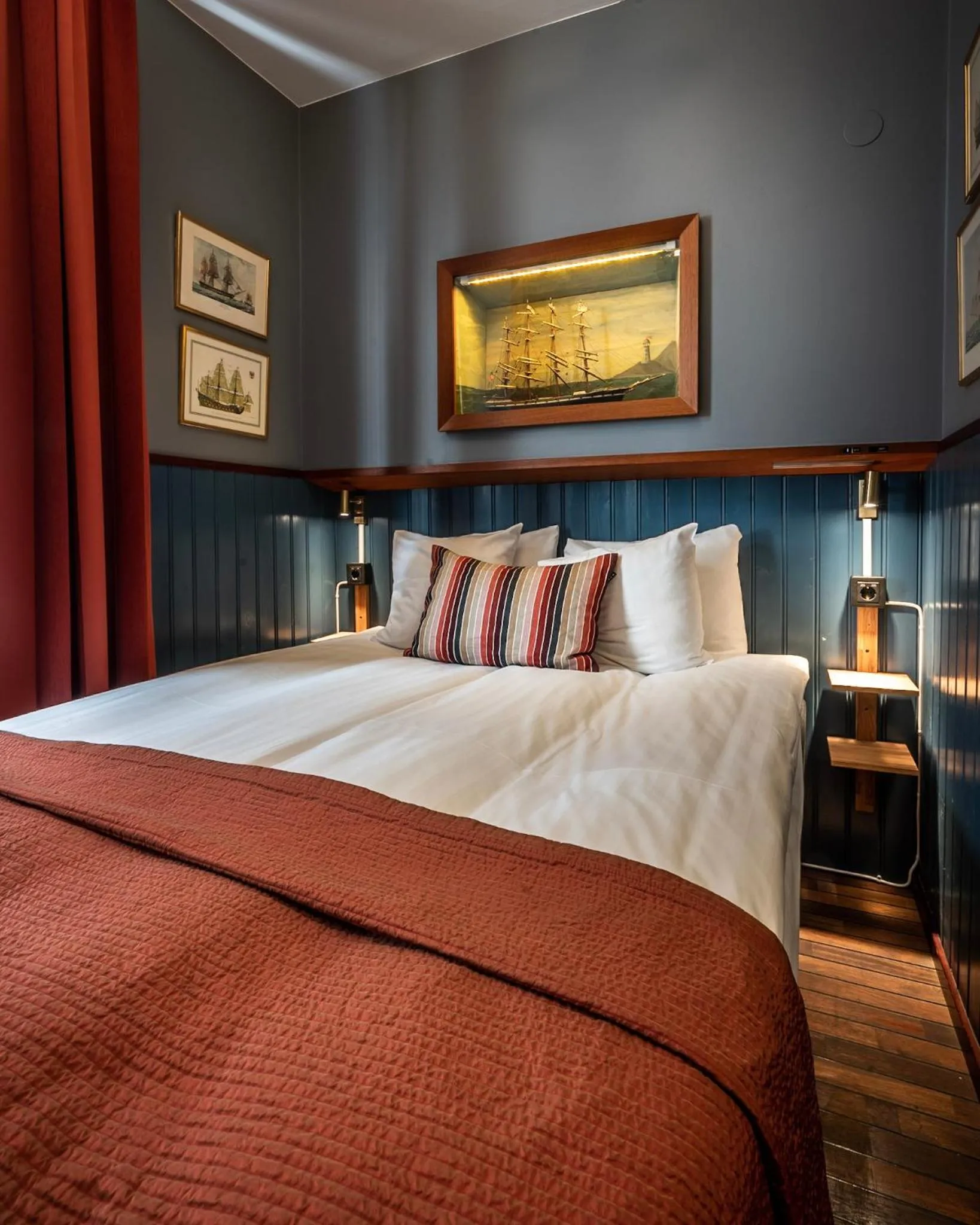 Bed in Lord Nelson Hotel