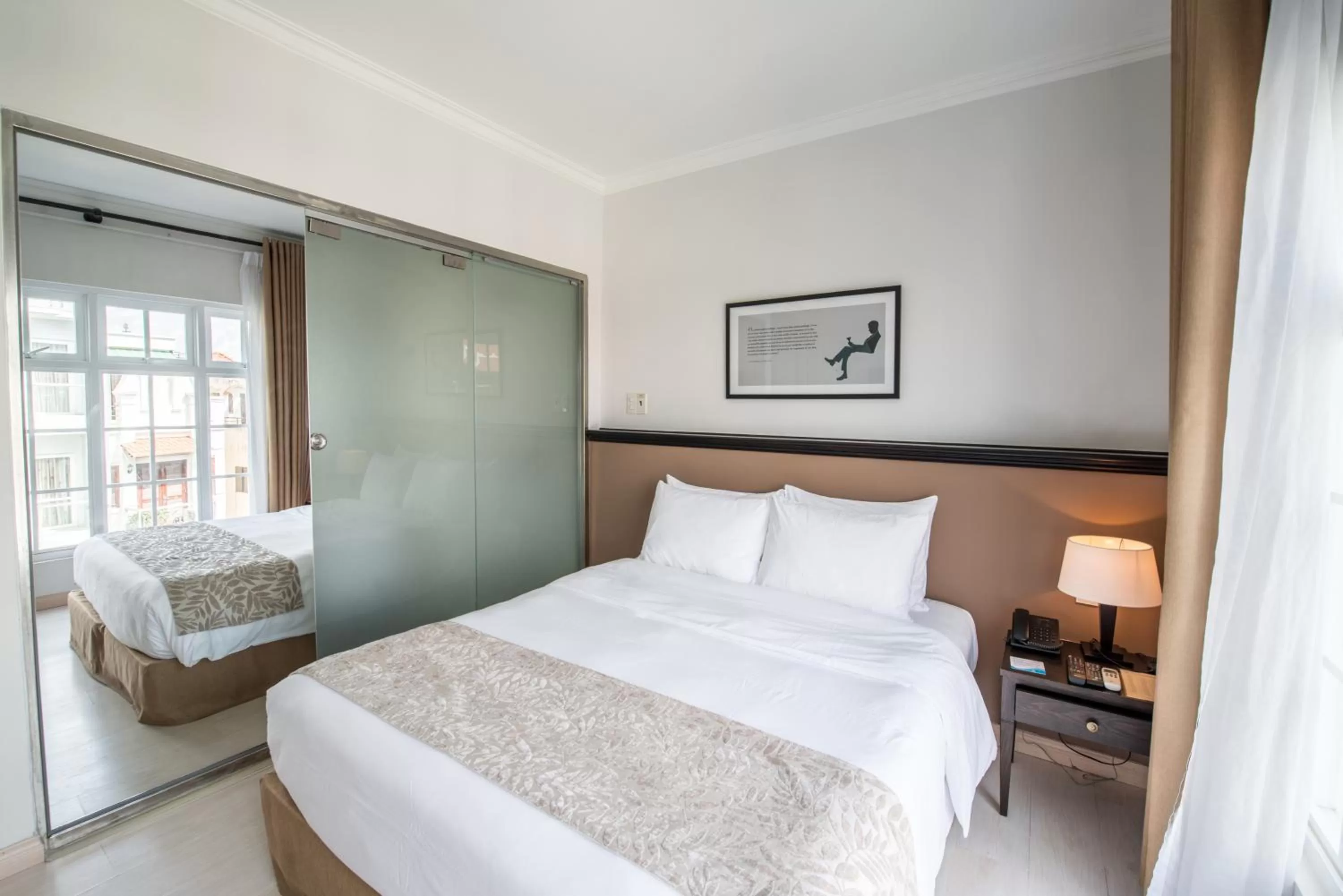 Photo of the whole room in The Alcove Library Hotel