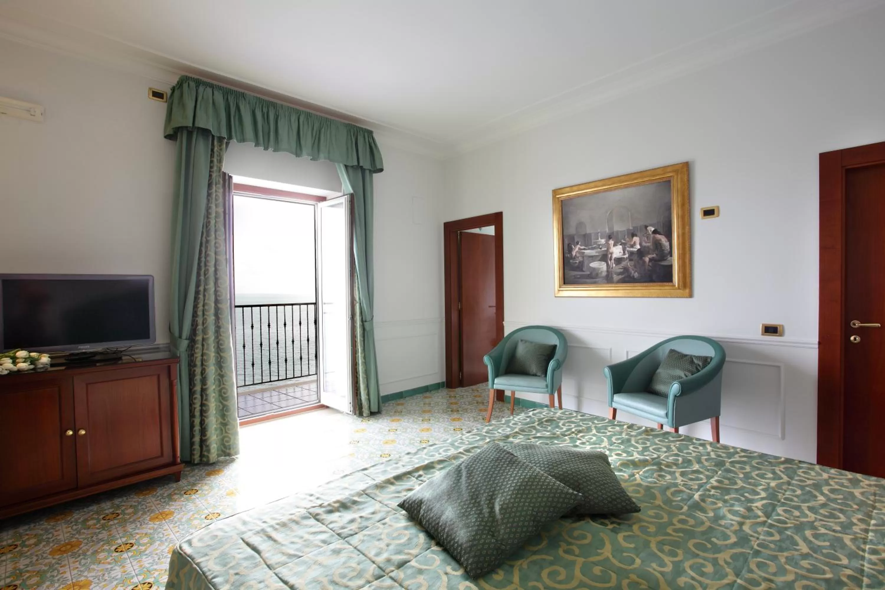 Photo of the whole room, Bed in Lloyd's Baia Hotel