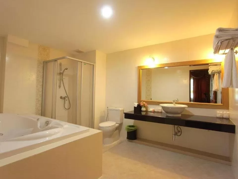 Bathroom, Bed in Major Grand Hotel