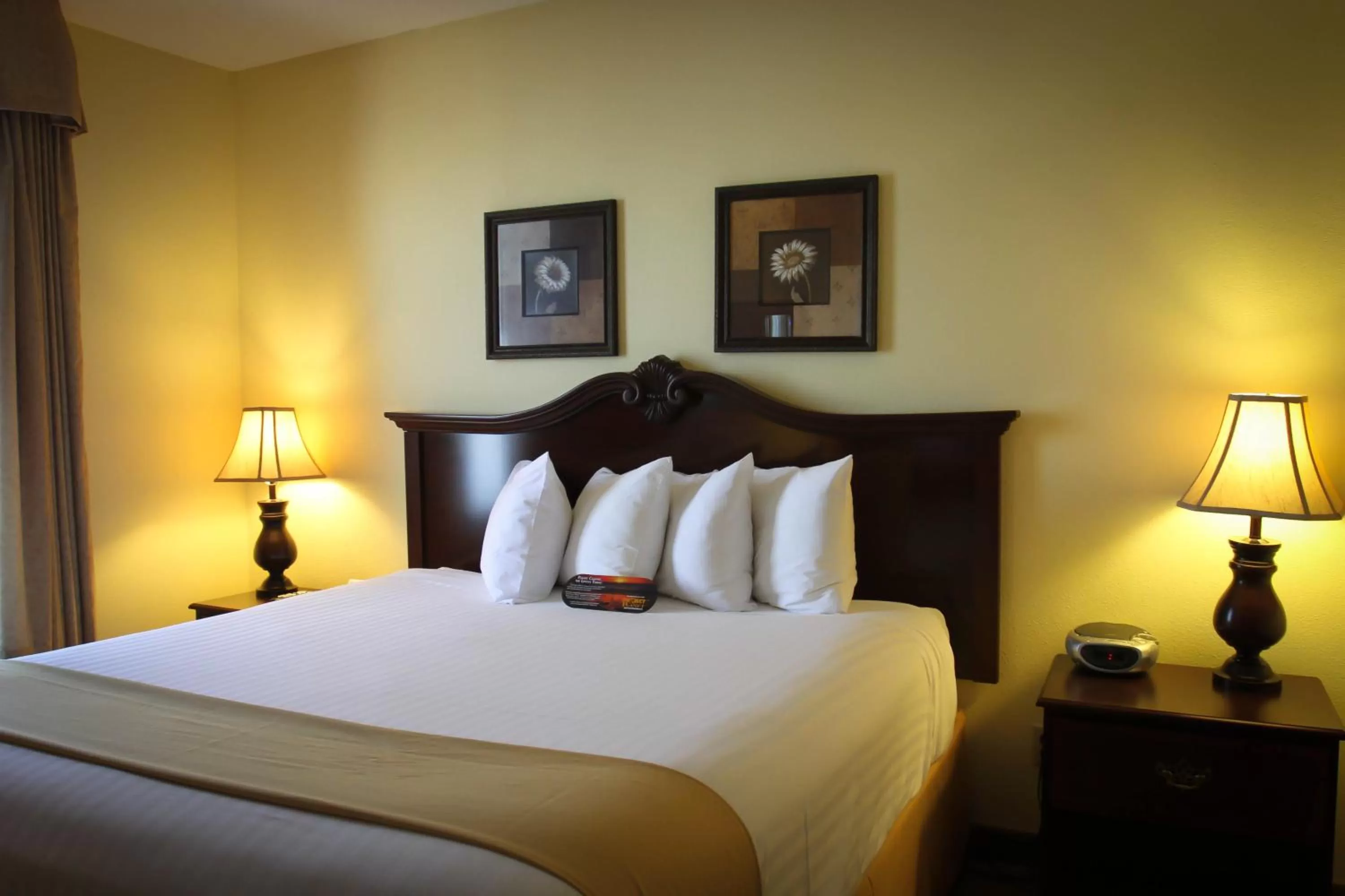 Bed in Clover Island Inn