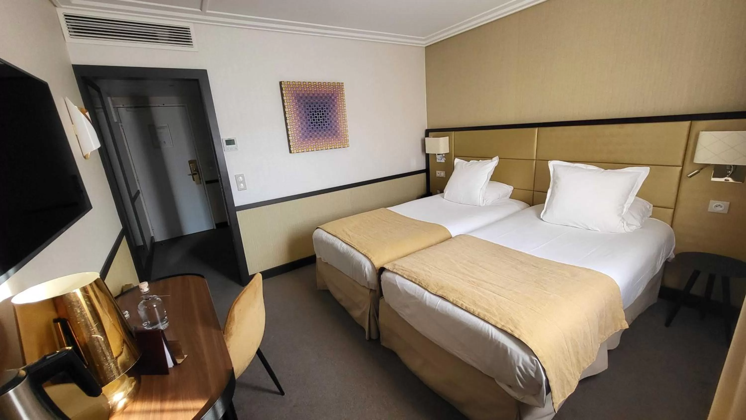 Bed in Hôtel Paris Neuilly