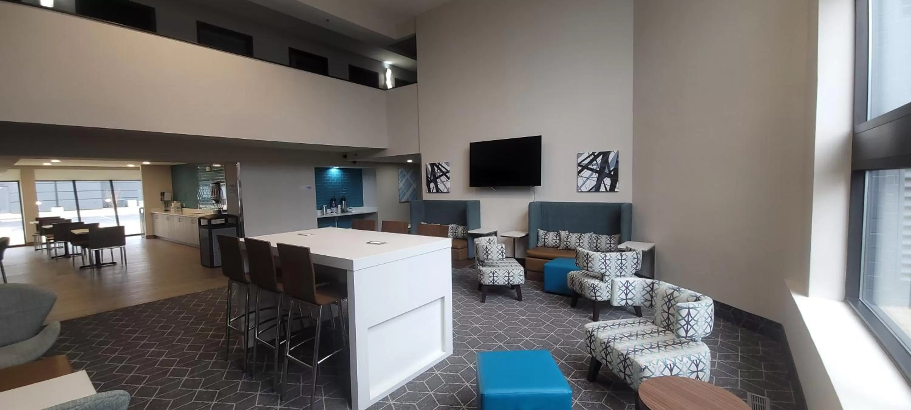 Communal lounge/ TV room in Clarion Pointe OKC Airport